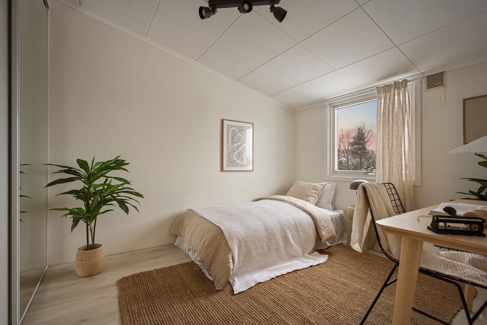 Et lyst og anvendelig rom som passer godt som barnerom, gjesterom eller kontor. Galleribilde