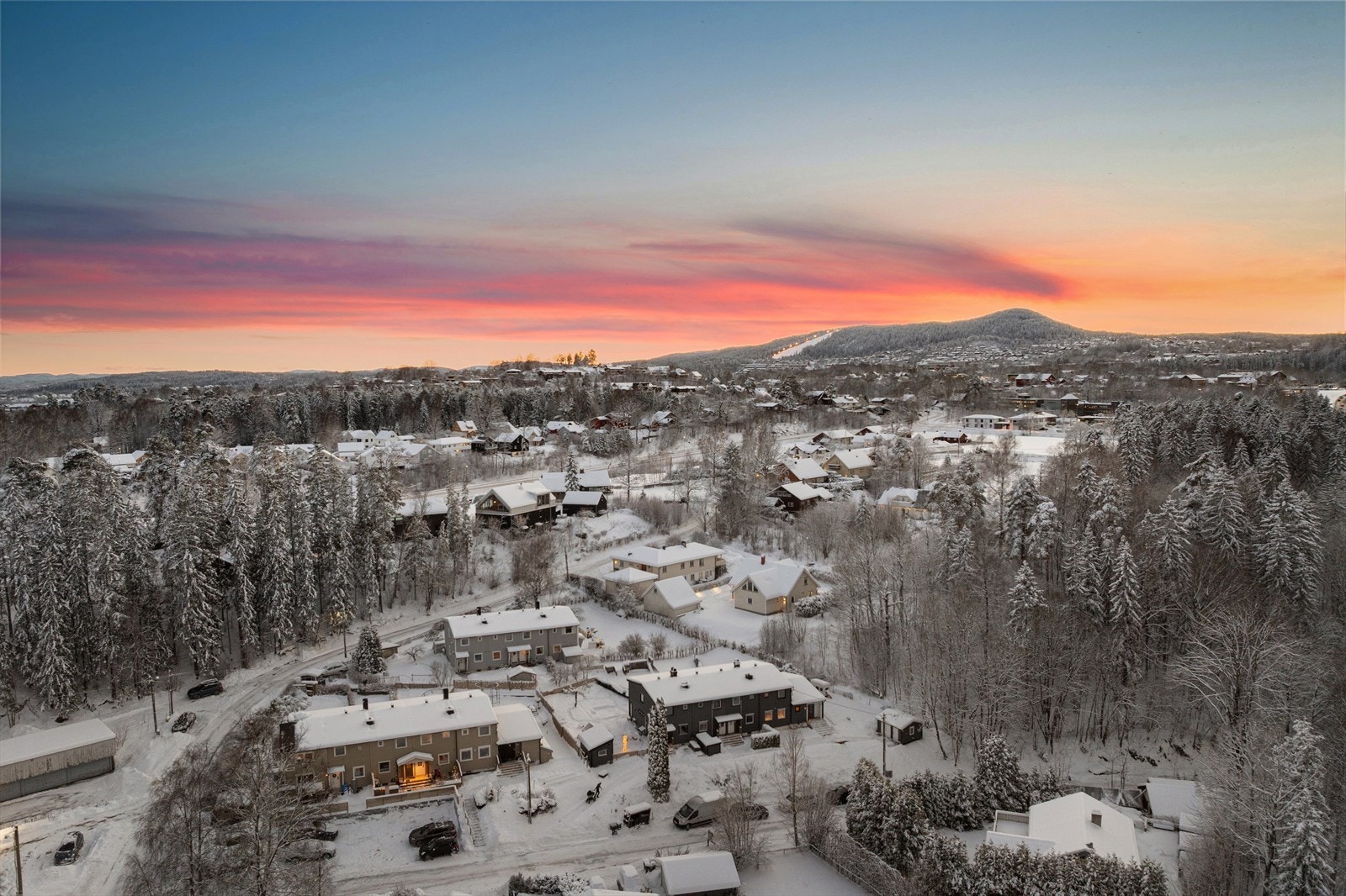 Nærområdet byr på rikelig med rekreasjonsmuligheter sommer som vinter. Her er det kort vei til alpinbakke, Risenga idrettsanlegg m.m. Galleribilde