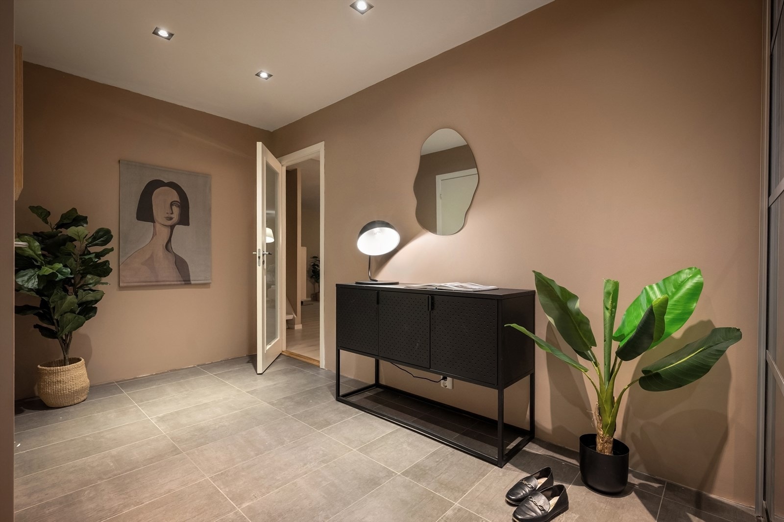 Entréen er lys og møbleringsvennlig, og fungerer som et bindeledd i boligen. Galleribilde