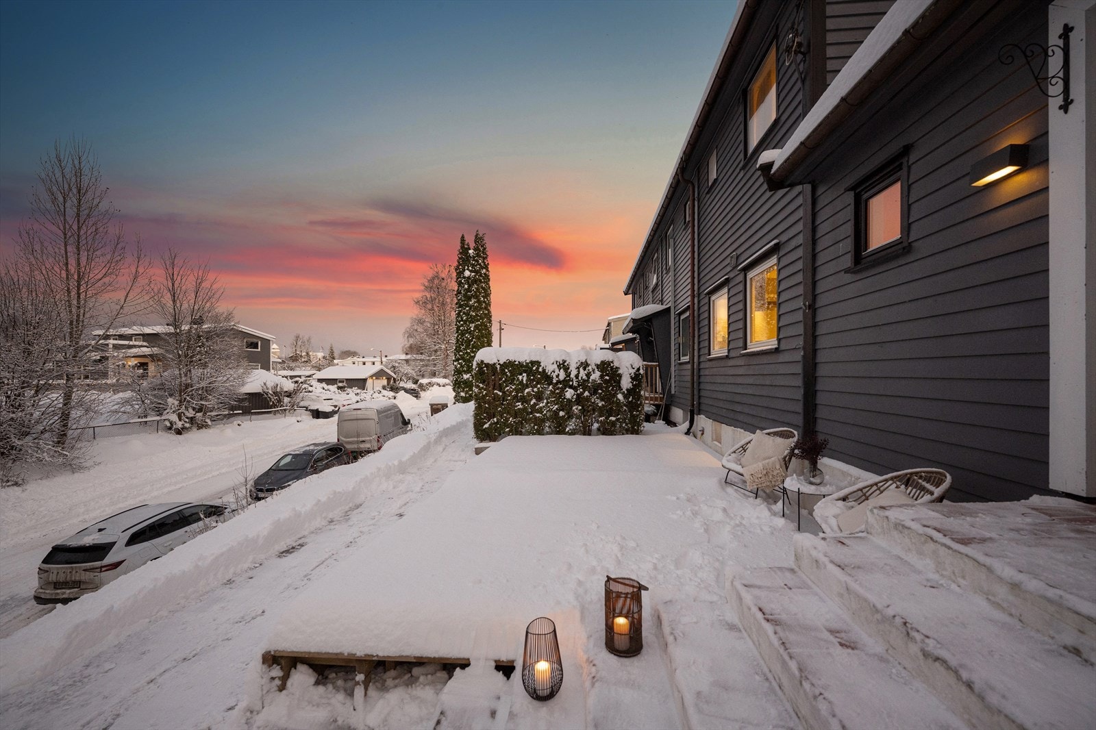 Da boligen ligger i enden kan du enkelt flytte deg etter solen mellom terrassen på forsiden og baksiden. Galleribilde