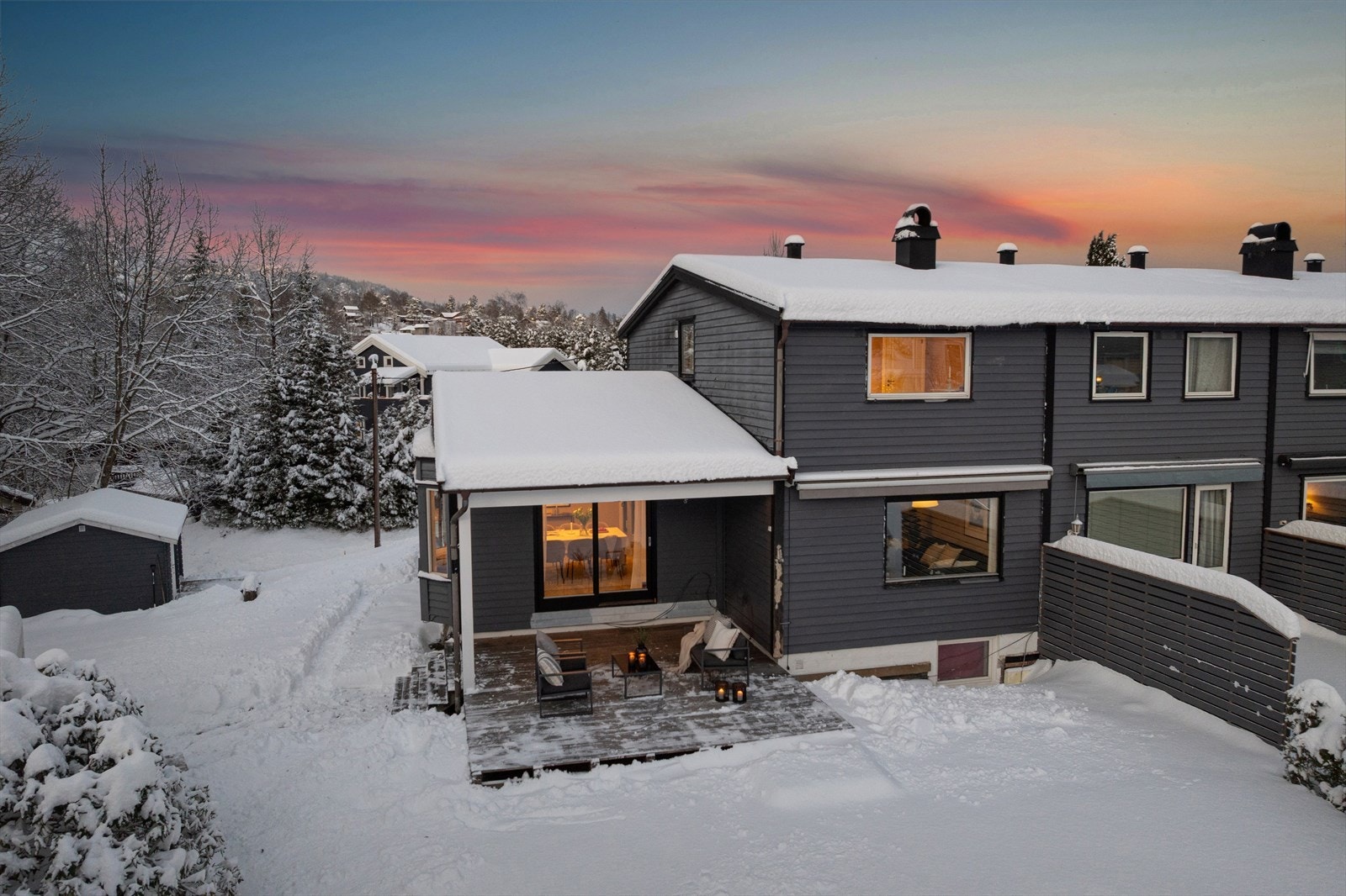 Eiendommen har en skjermet og privat hage med en romslig, delvis overbygget terrasse. Galleribilde