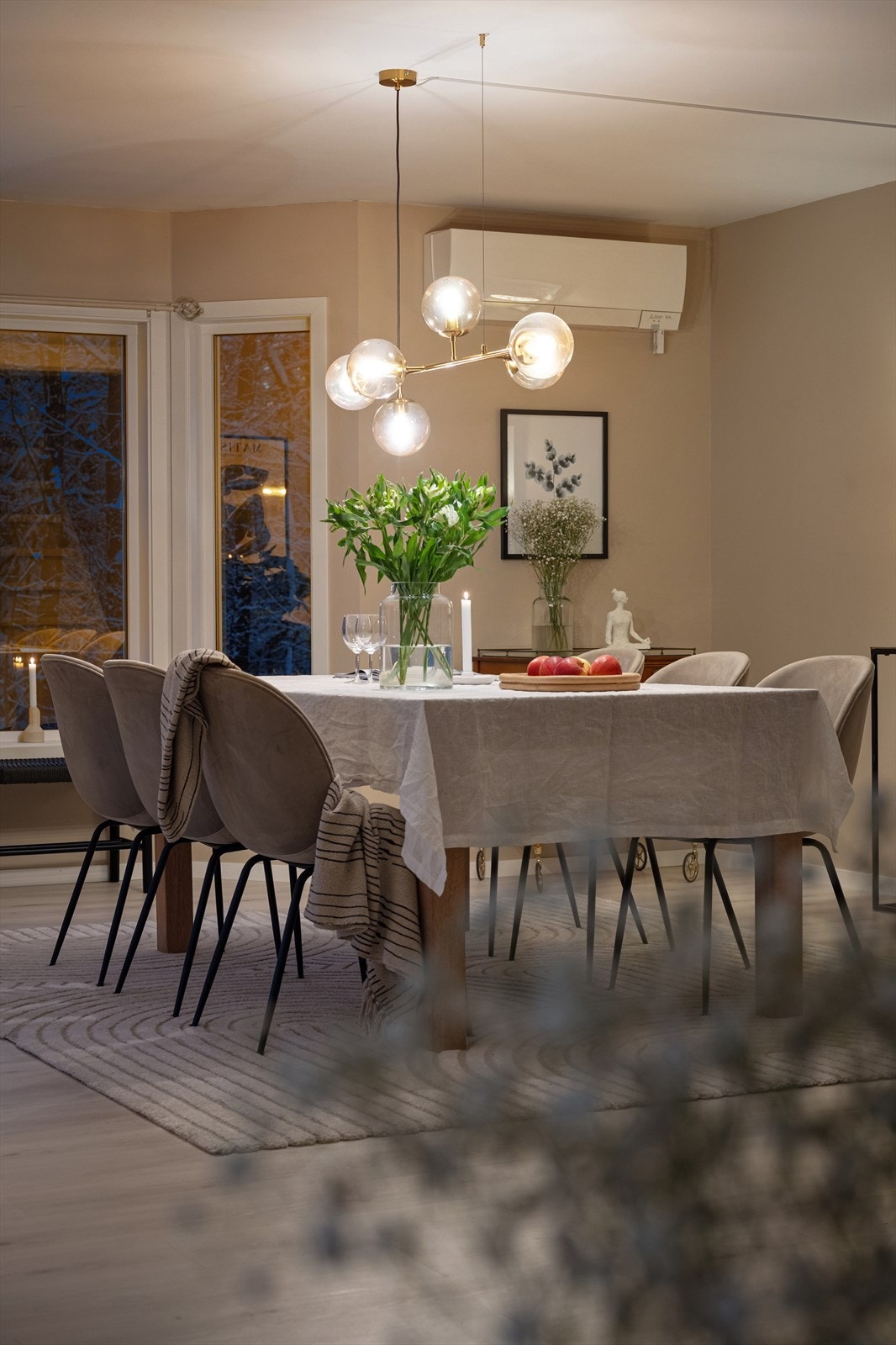 Et elegant belysningspunkt definerer sonen for spiseplassen. Galleribilde