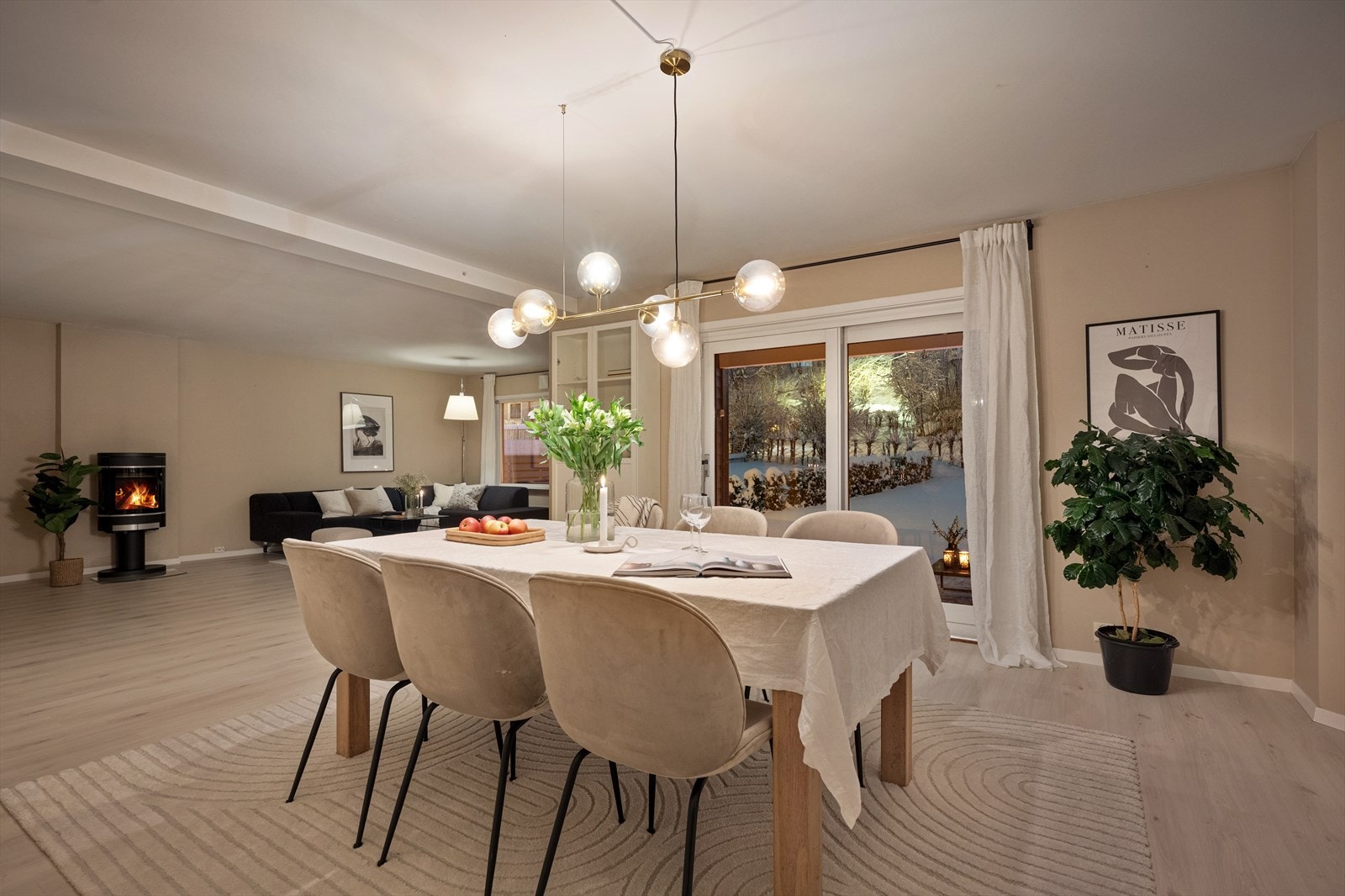 Fra spisestuen er det en åpen og oversiktlig forbindelse til resten av etasjen. Galleribilde