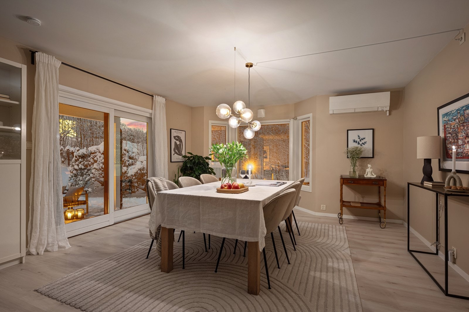 Spisestuen har plass til et stort langbord og har direkte utgang til terrassen. Galleribilde