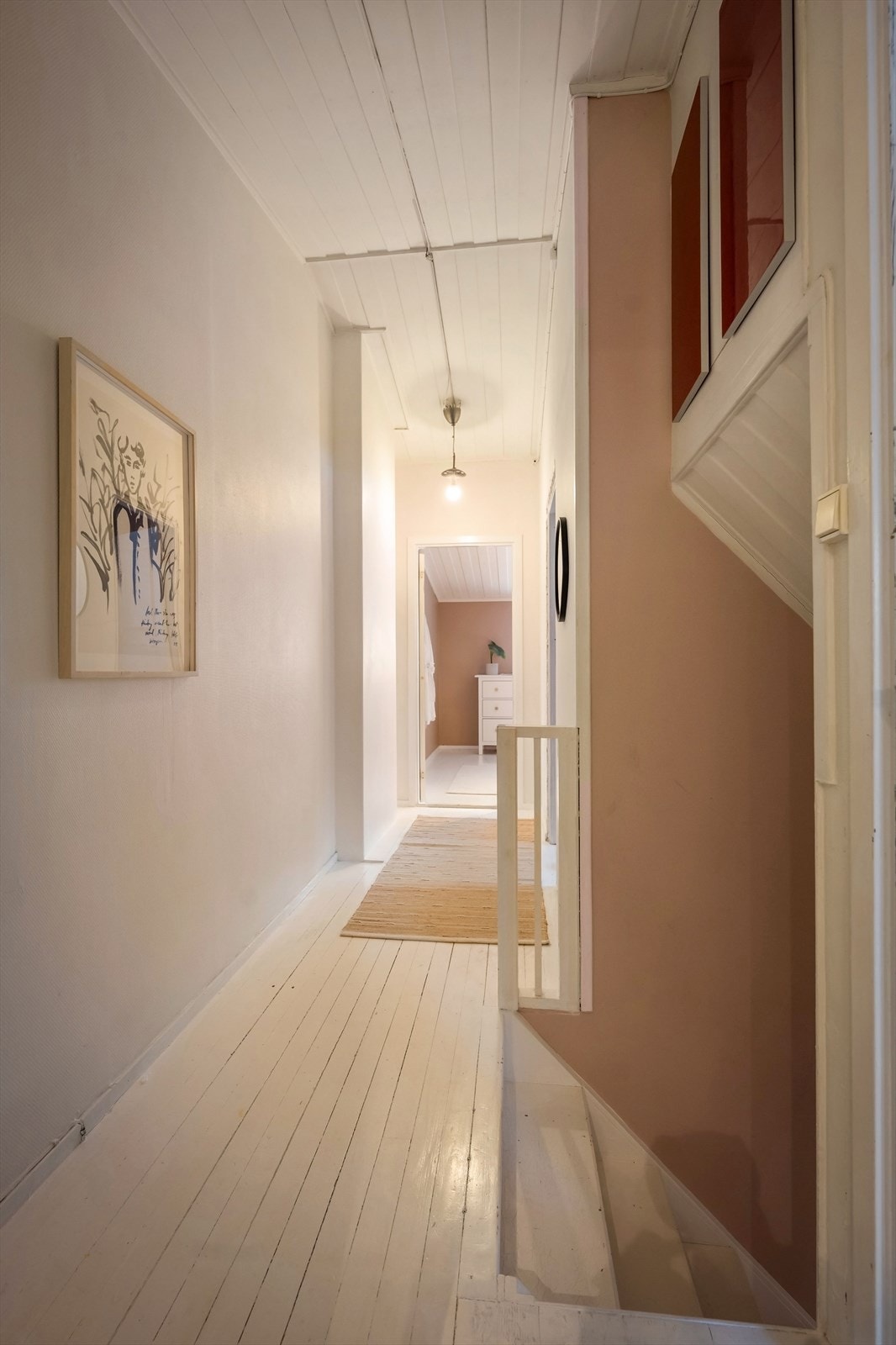 En trapp fører opp til boligens andre etasje med soverom og bad. Galleribilde