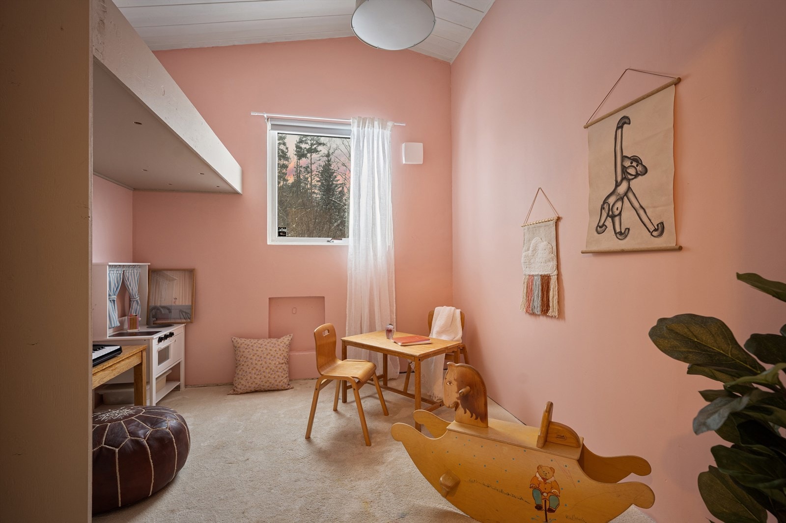Et ekstra rom med skråtak, ideelt som lekerom eller en hyggelig TV-stue. Galleribilde