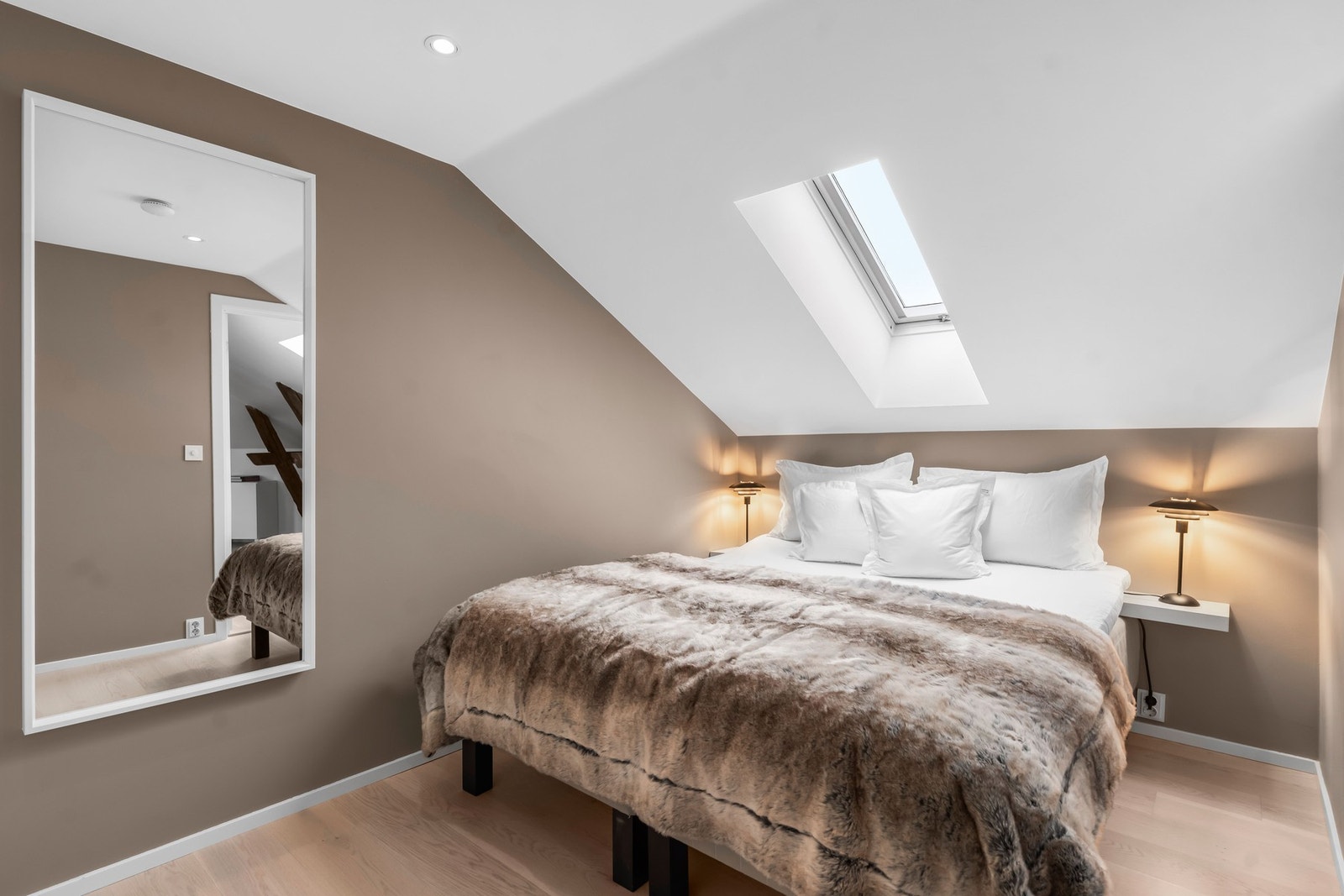 Romslig soverom med plass til dobbeltseng og nattbord Galleribilde