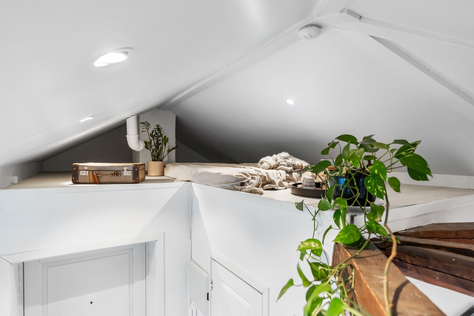 Romslig hems med plass til blant annet madrass og hyller for oppbevaring Galleribilde