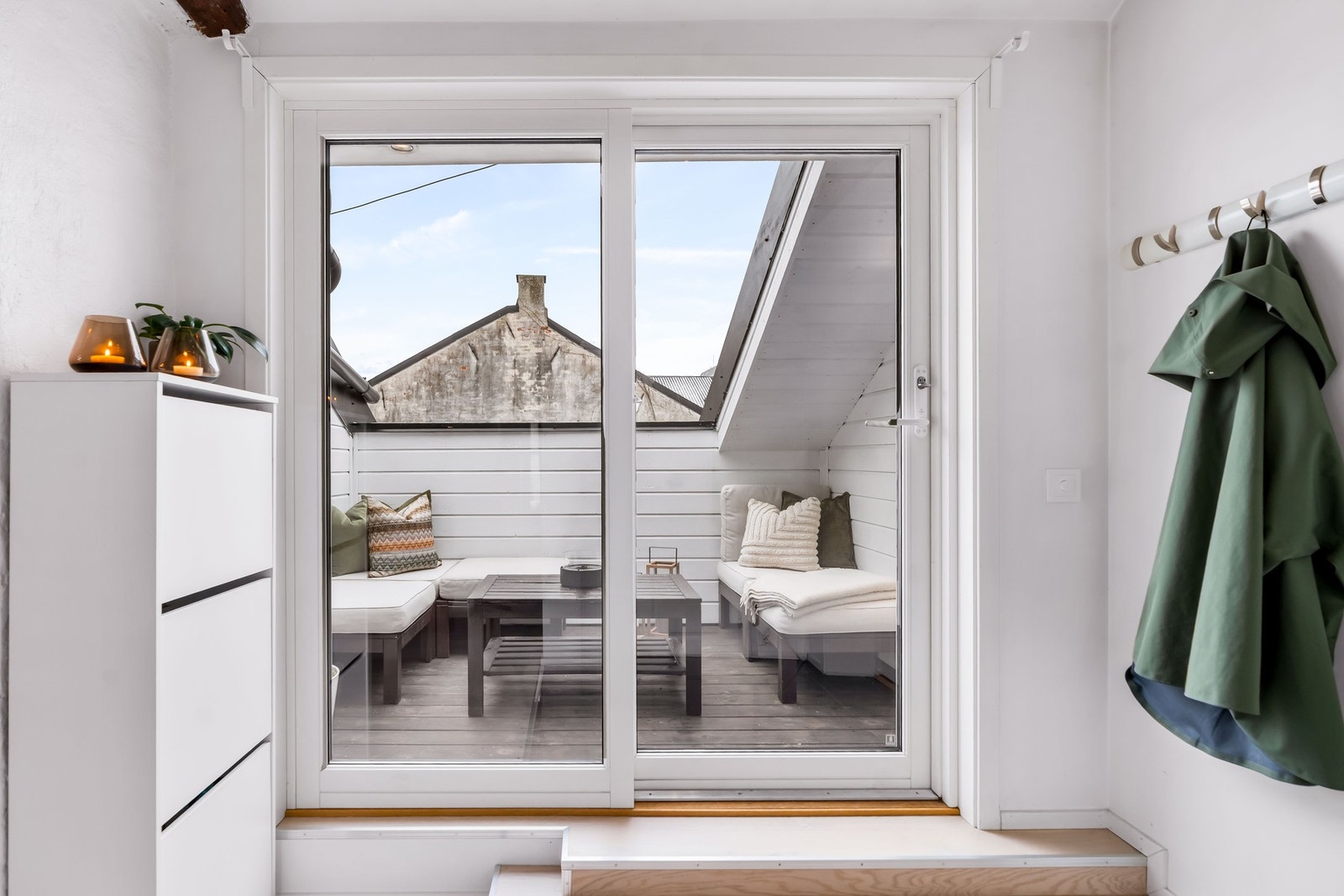 Utgang til en sydvestvendt terrasse via skyvebalkongdør med isolerglass fra 2012 Galleribilde