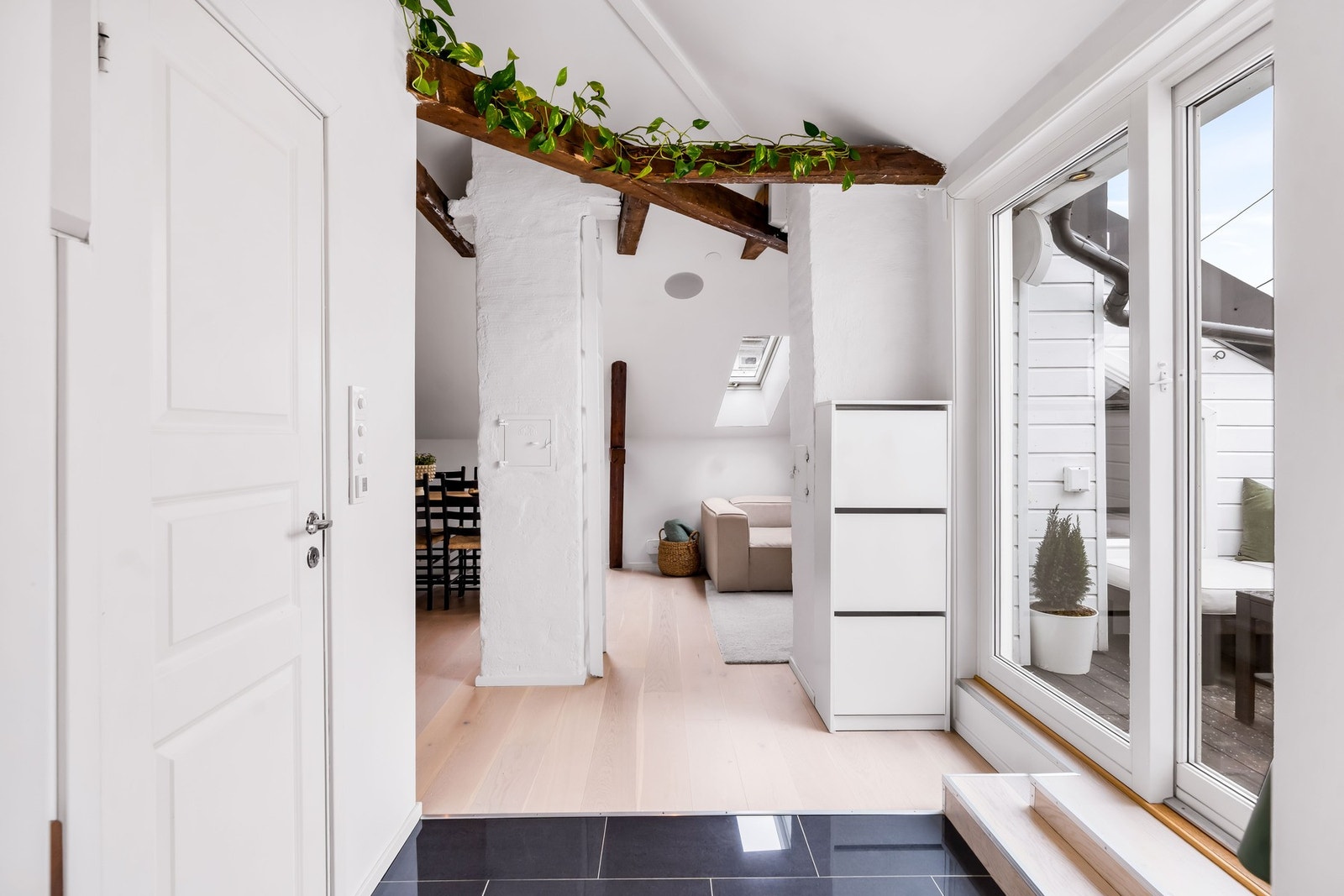 Innbydende flislagt entré med veggplass til klesoppheng og skoskap Galleribilde