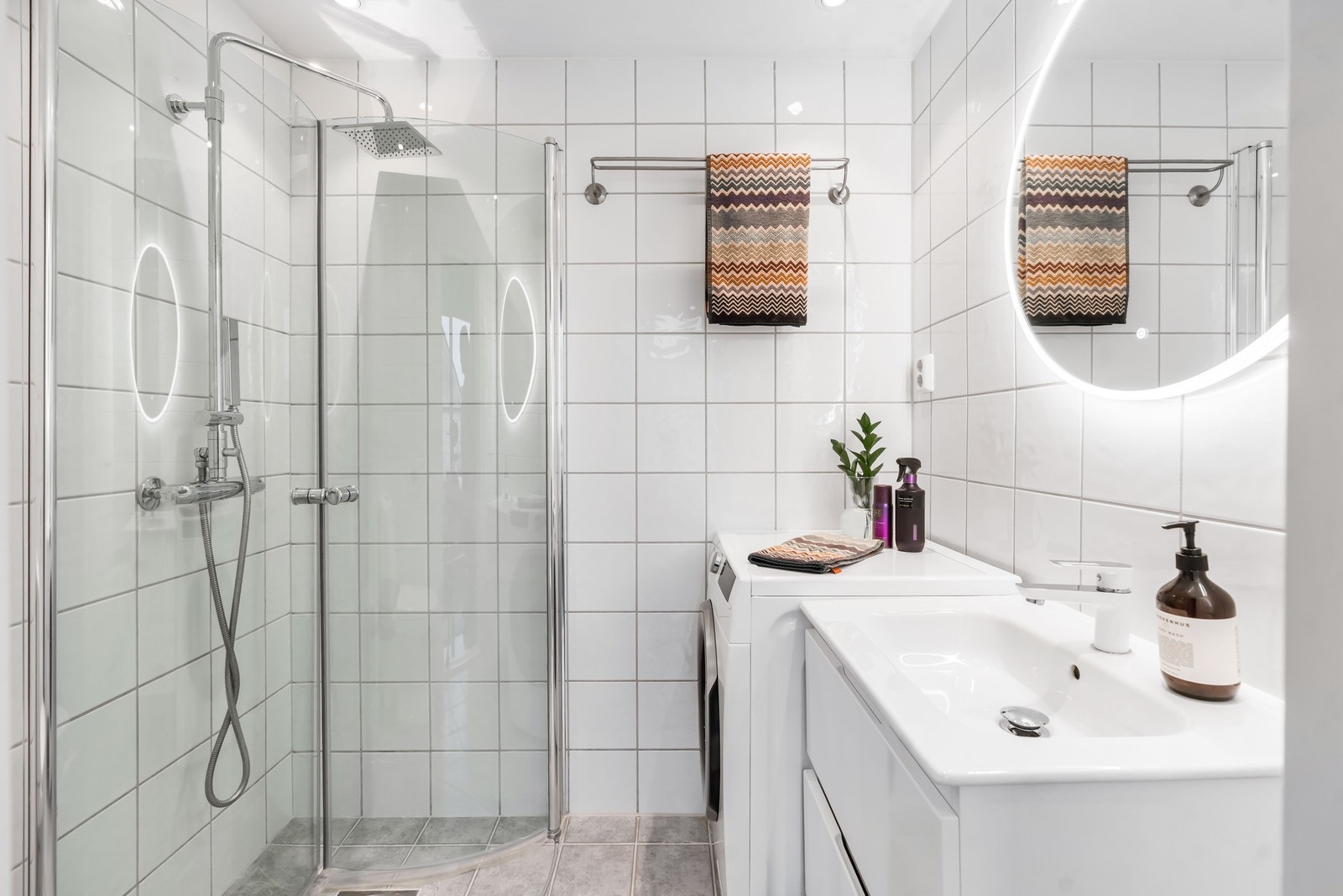 Pent flislagt bad med varmekabler i gulv og opplegg for vaskemaskin Galleribilde