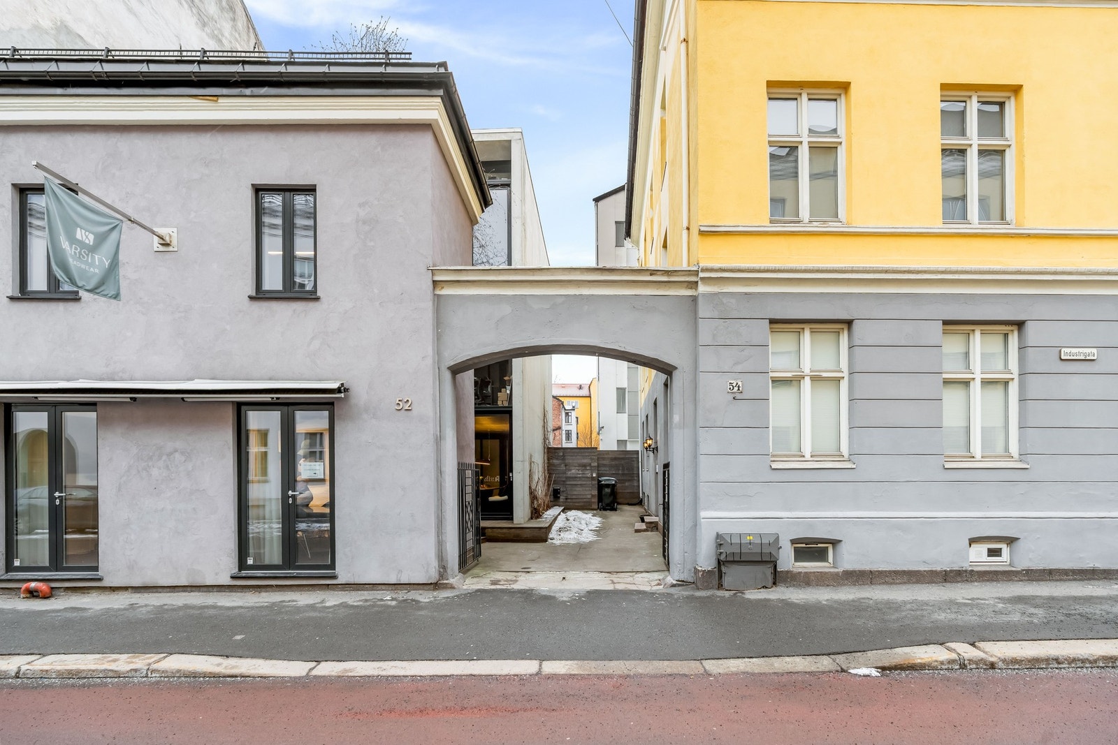 Tilbaketrukket beliggenhet i en rolig, enveiskjørt gate Galleribilde