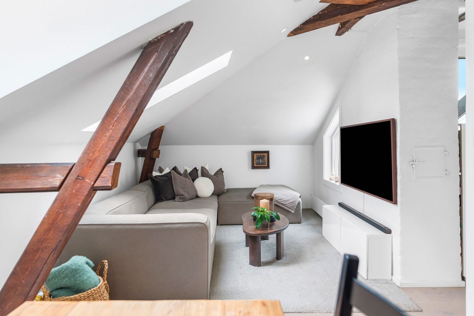 Stue i egen sone med plass til sofa, stuebord og multimedia Galleribilde