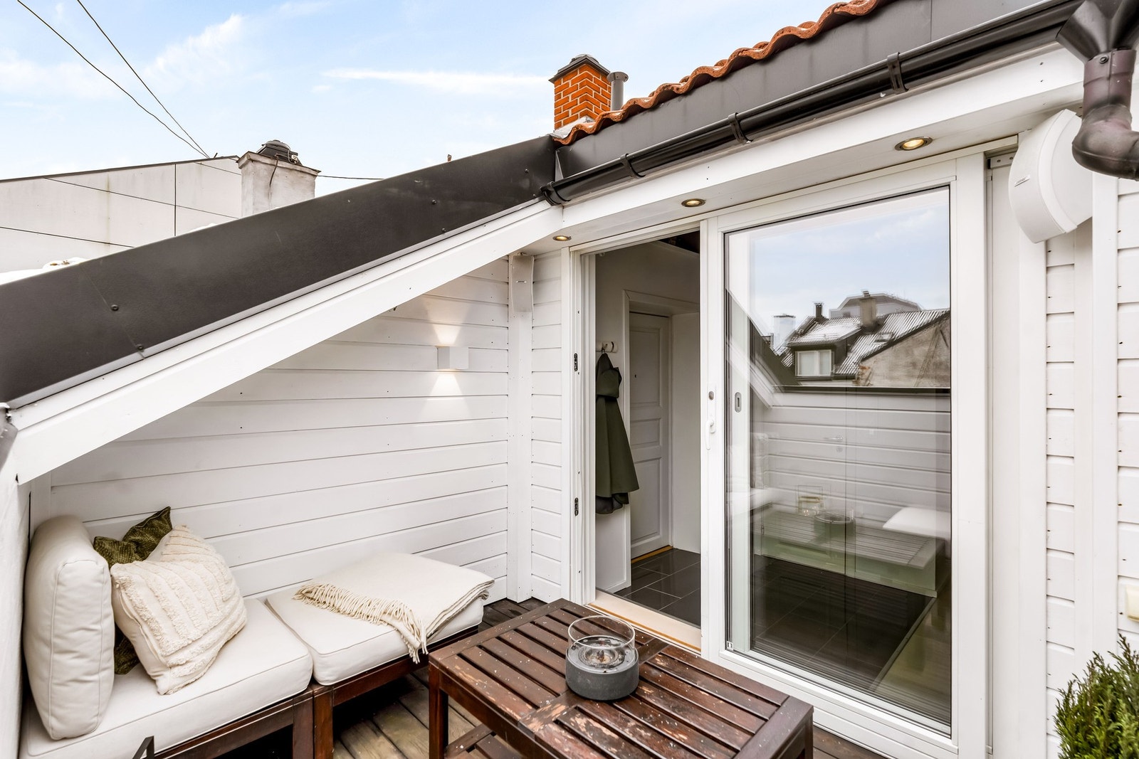 Terrassen er utstyrt med utehøyttalere, lys og stikkontakt Galleribilde