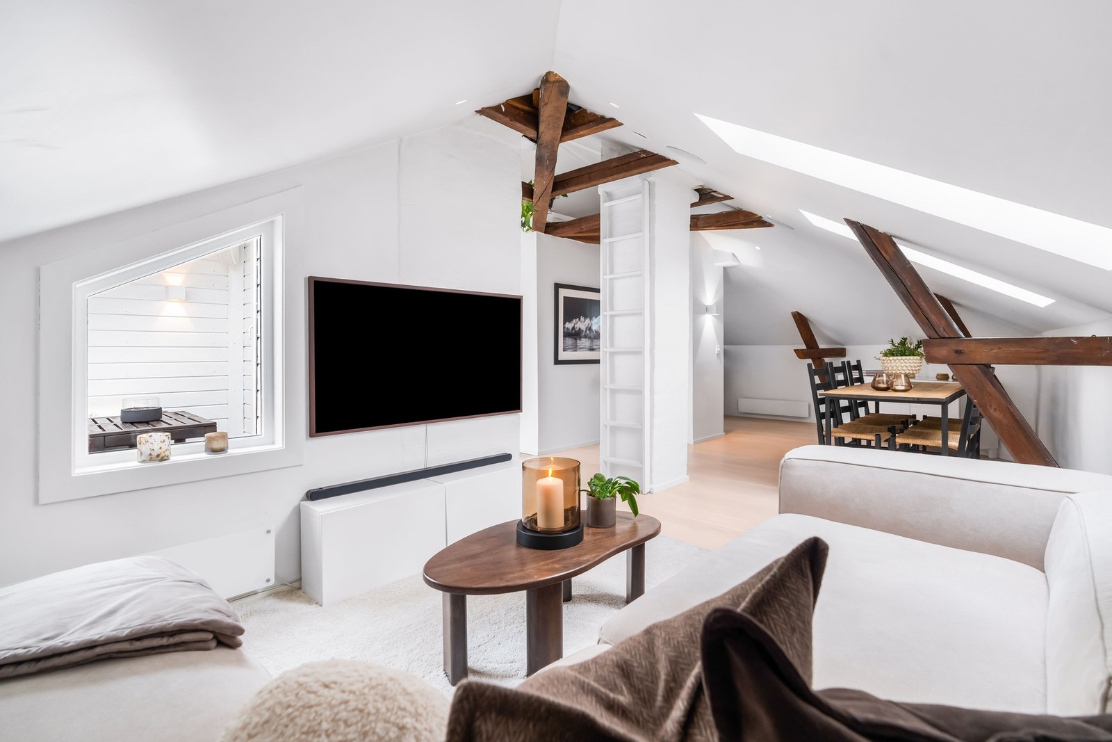 Loftsleiligheten ble bygget ut i 2002 og holder en gjennomgående god standard Galleribilde