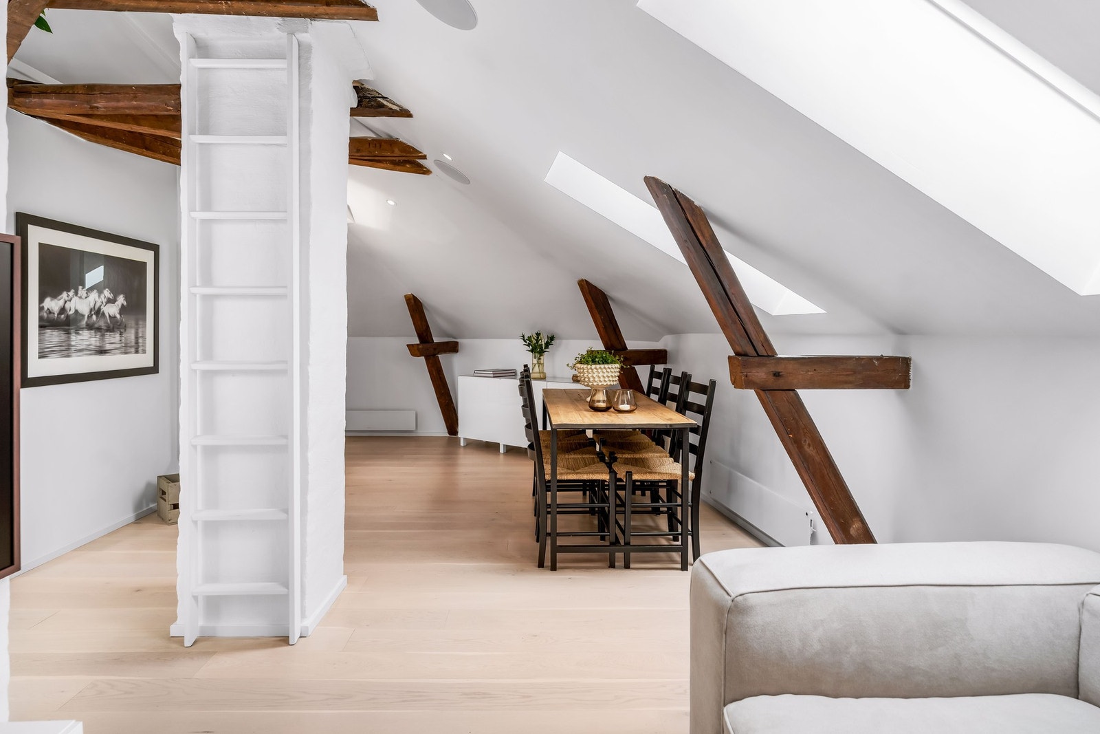 Pipeløp (rehabilitert i 2025) mellom stuen og spisestuen Galleribilde