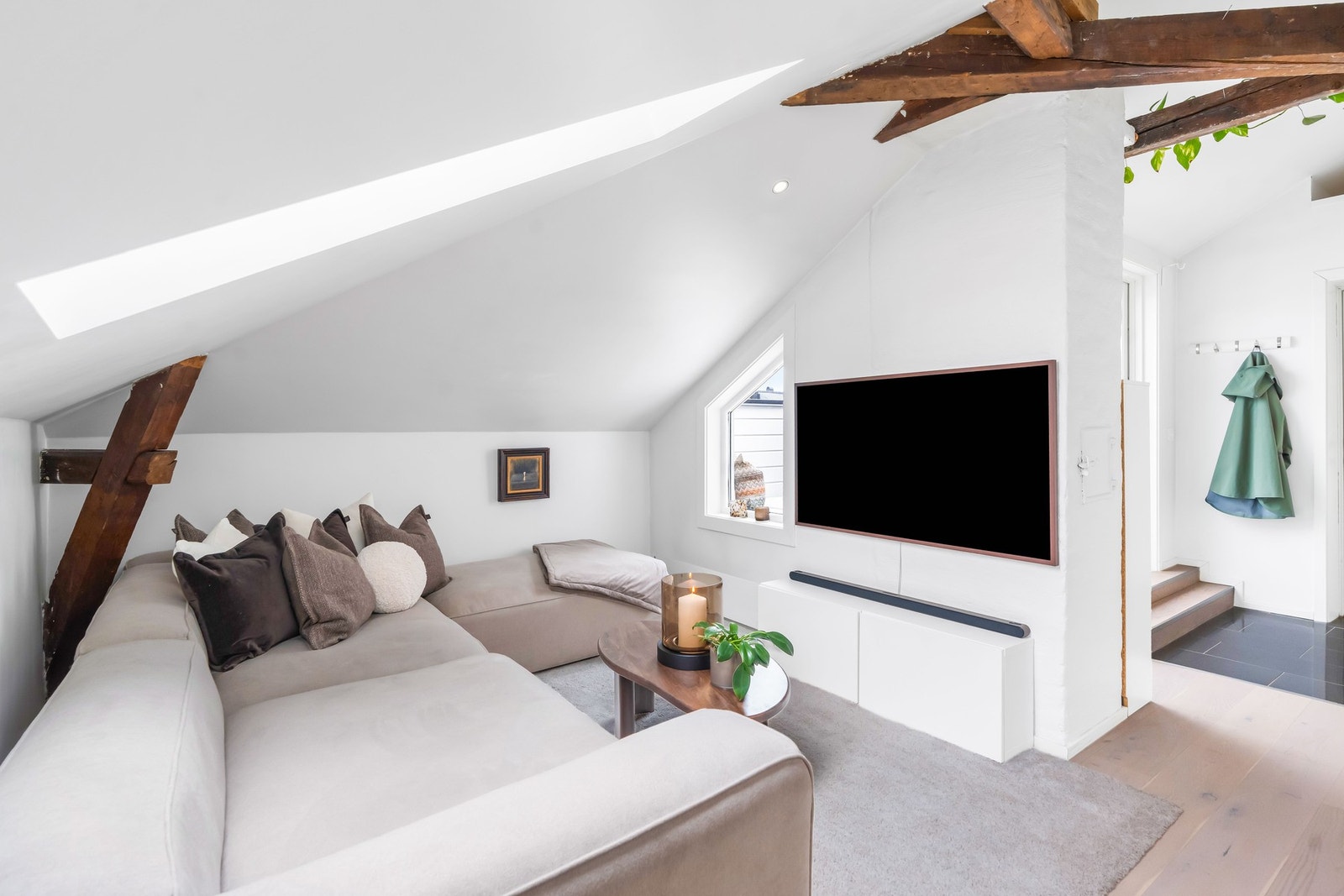 Synlige bjelker tilfører leiligheten et sjarmerende uttrykk Galleribilde