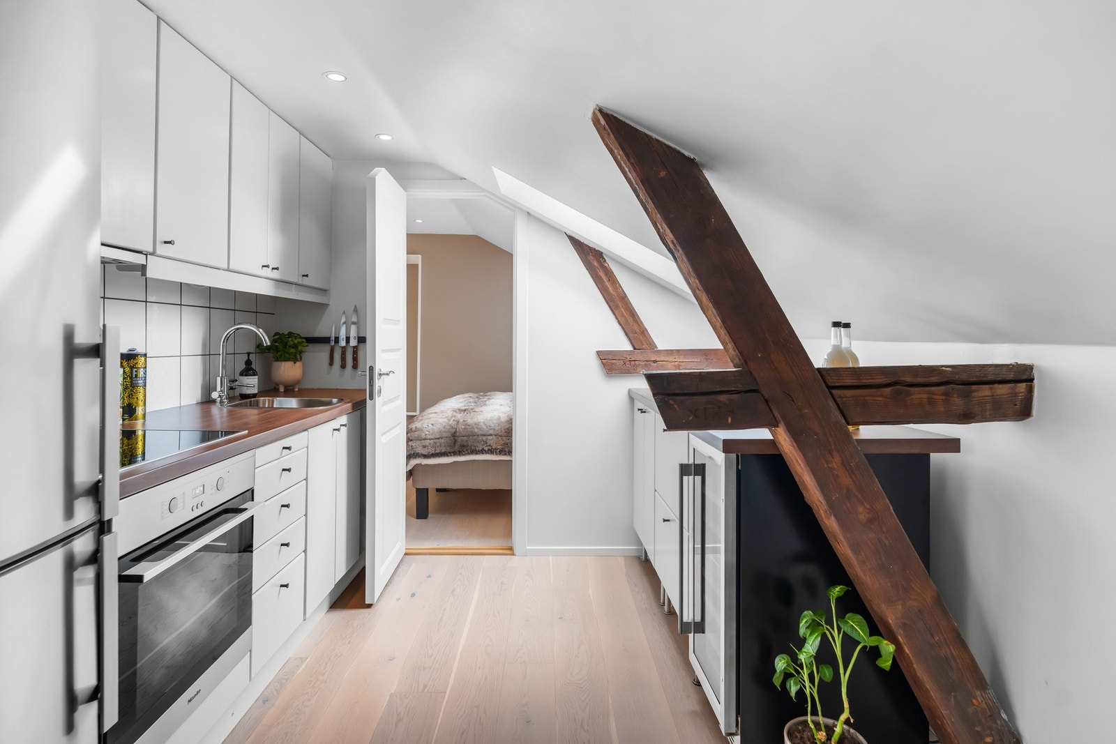 Integrert stekeovn og platetopp fra Miele samt oppvaskmaskin. Ellers plass til frittstående kjøleskap. Galleribilde