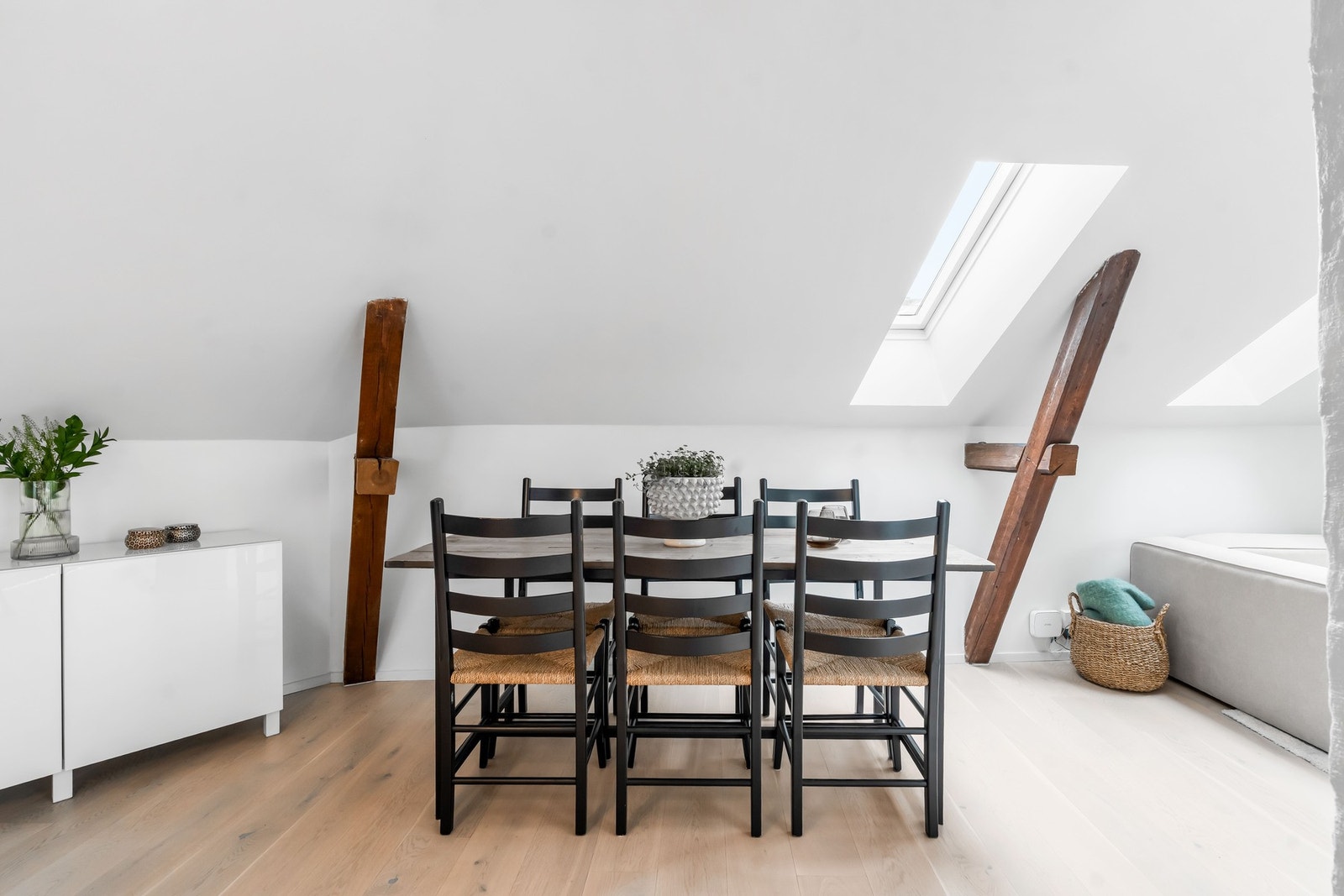 Spisestuedel mellom stuen og kjøkkenet med god plass til større spisebord Galleribilde