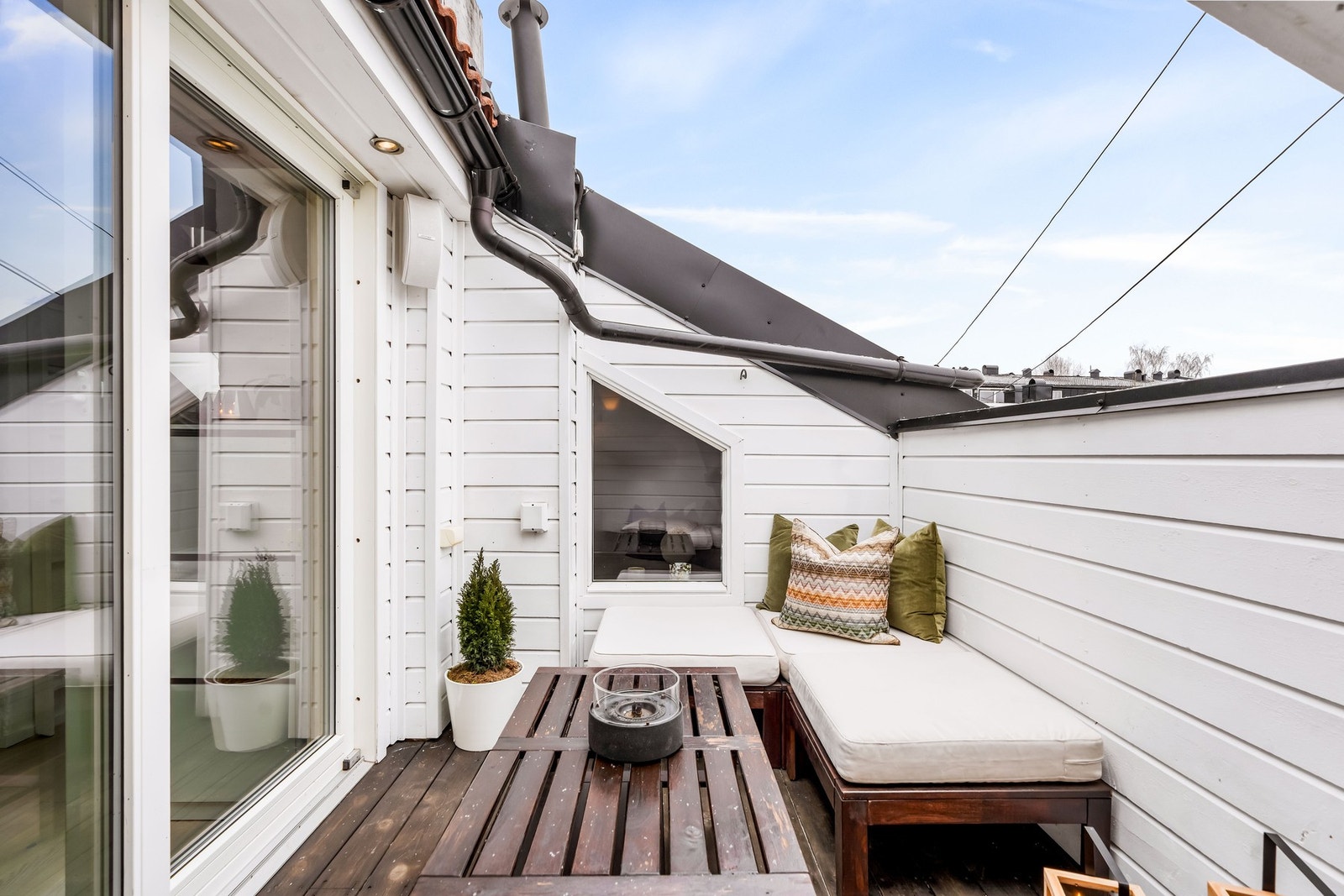 Skjermet terrasse på 6 kvm med sol fra morgen til kveld Galleribilde