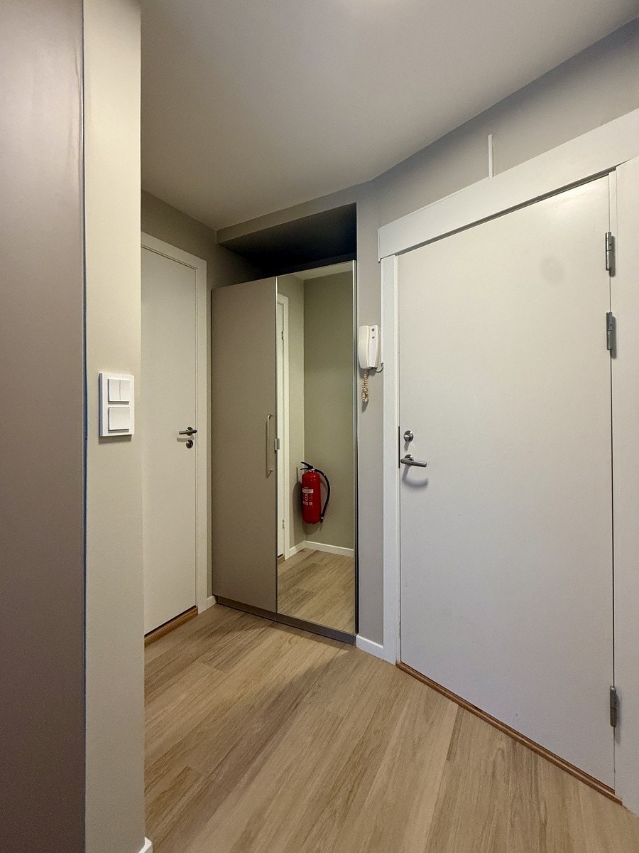 Entré med dør til bad Galleribilde