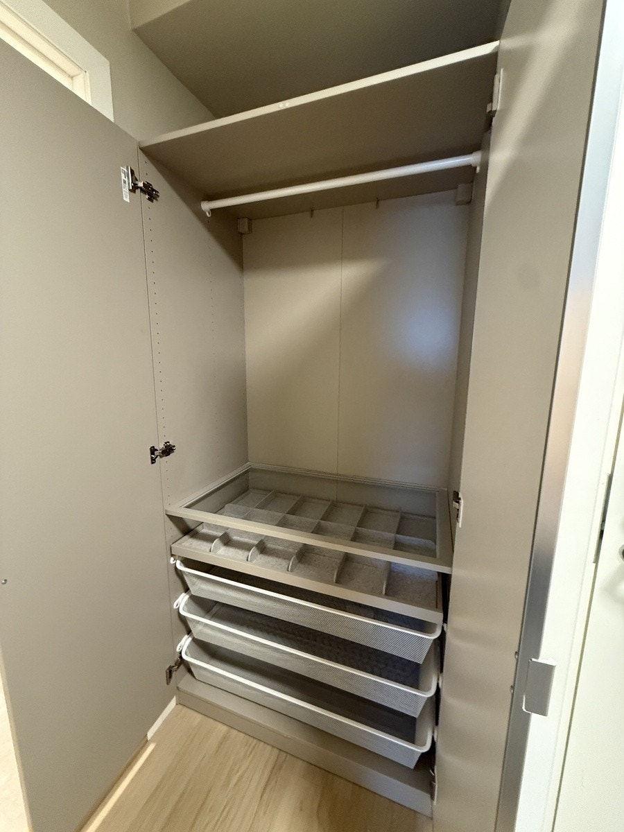 Praktisk garderobe i entré Galleribilde