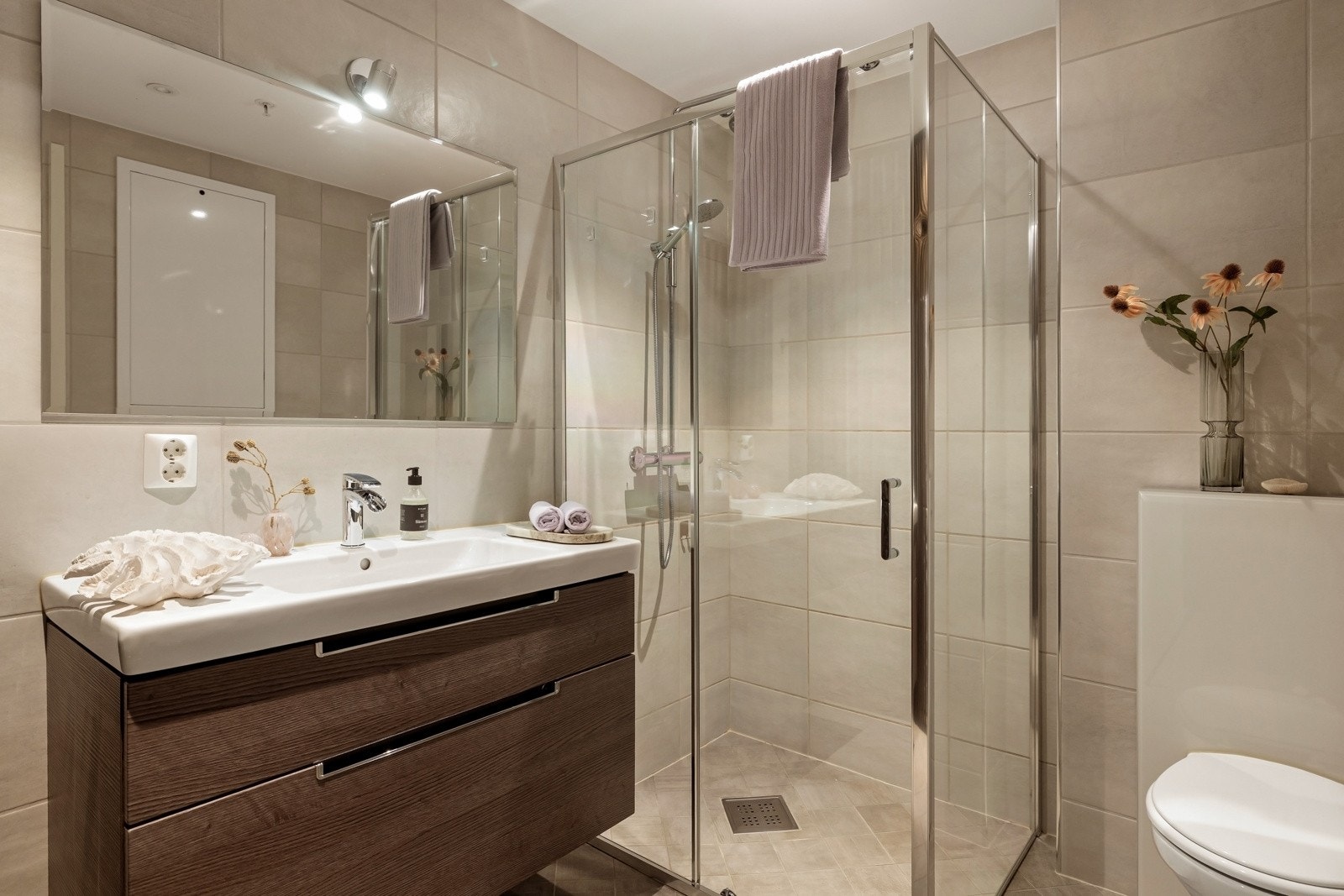 Det delikate badet er helfliset og måler 5,7 m². Galleribilde