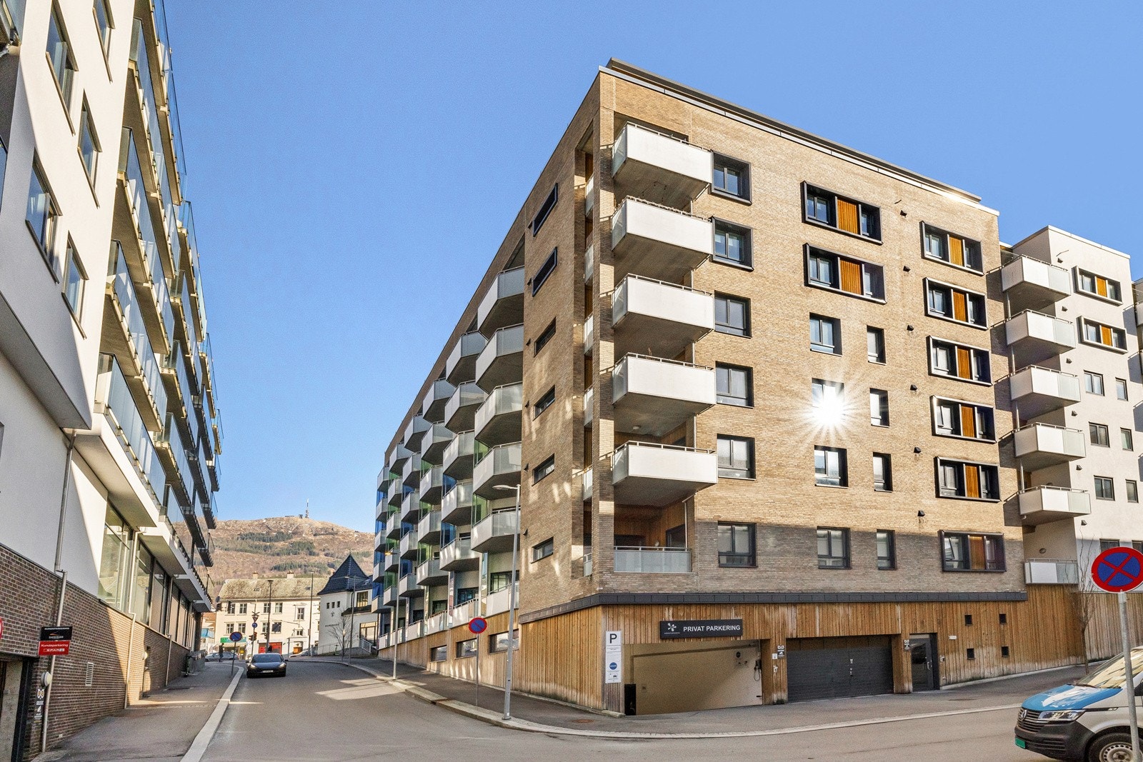 Attraktiv endeleilighet i 5. etg med romslig balkong. Heis, garasjeplass med lader og store felles takterrasser. Galleribilde