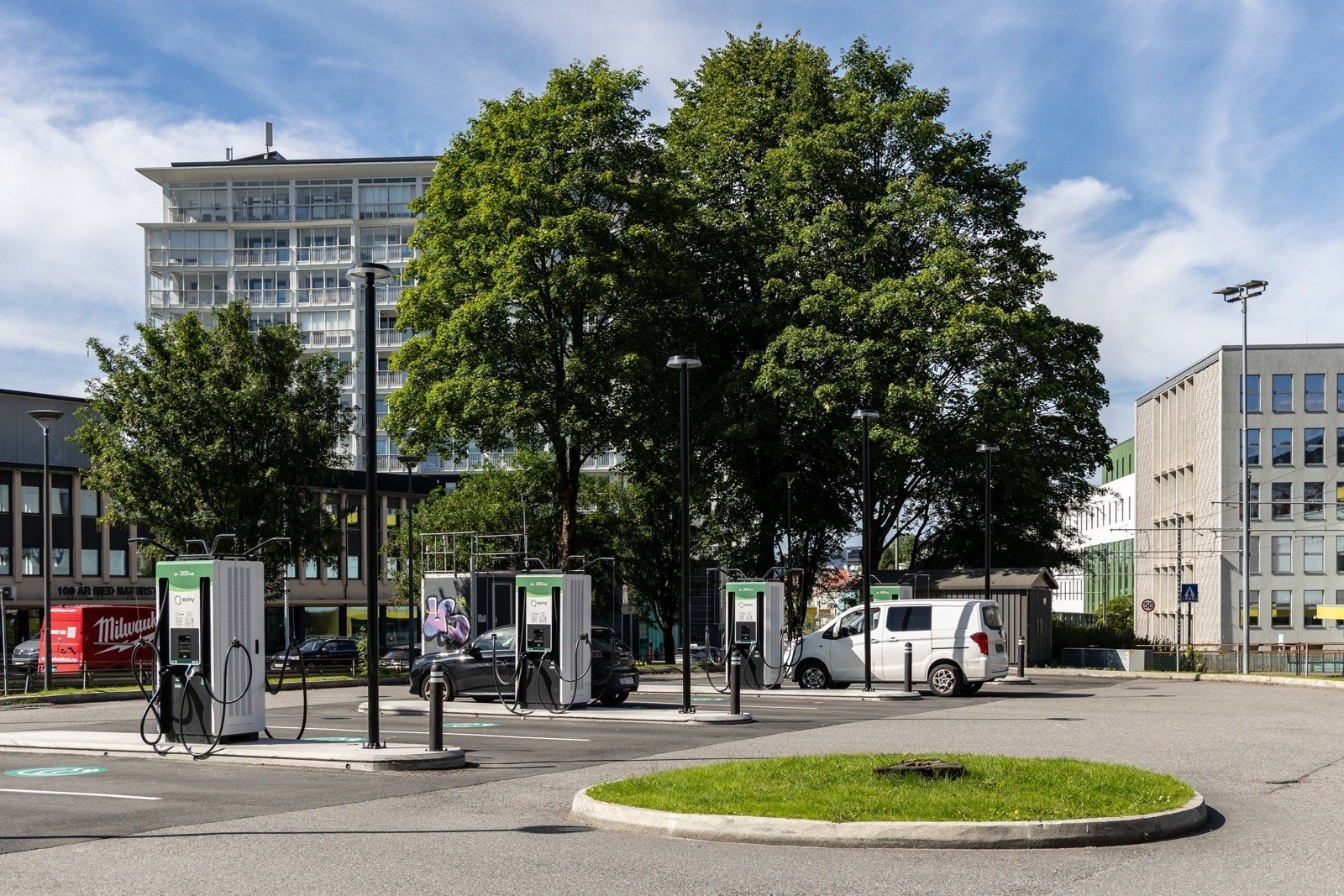 Du har lader i egen garasje, men det finnes også gode lademuligheter i nærheten om du har en bil nummer to. Galleribilde