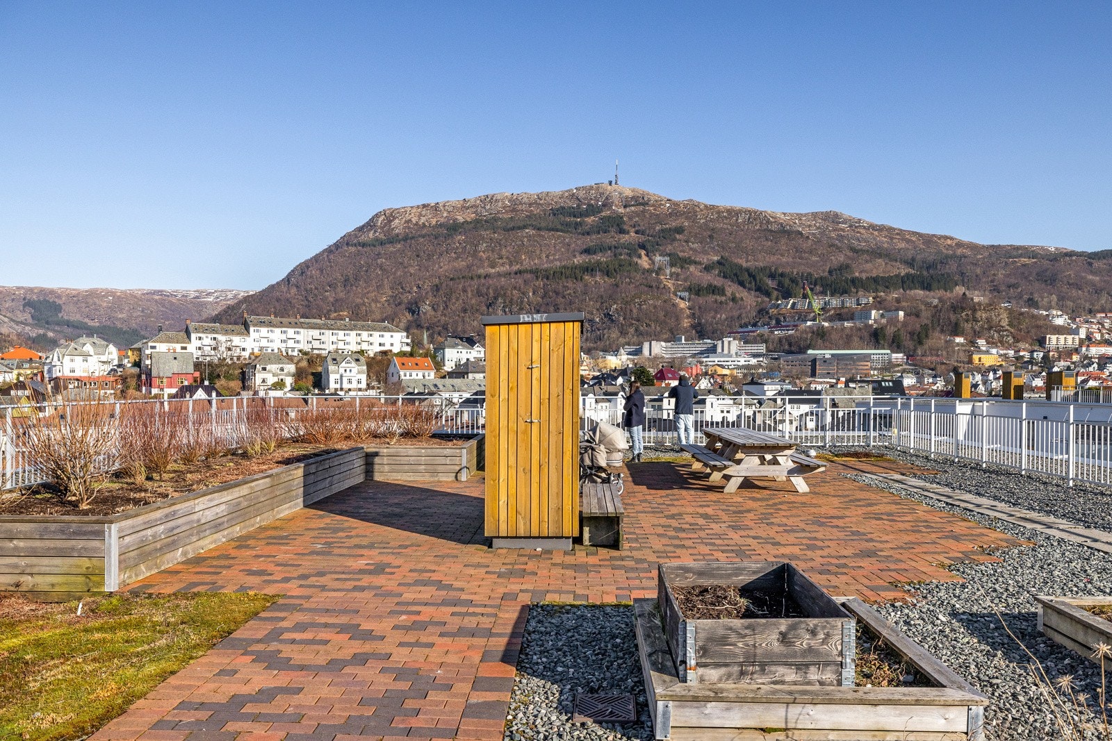 Sameiet to store felles takterrasser med benker og beplantning. Her kan solen nytes i rolige omgivelser frem til sen kveld, og tillegg er utsikten over området og mot byfjellene veldig flott. Galleribilde