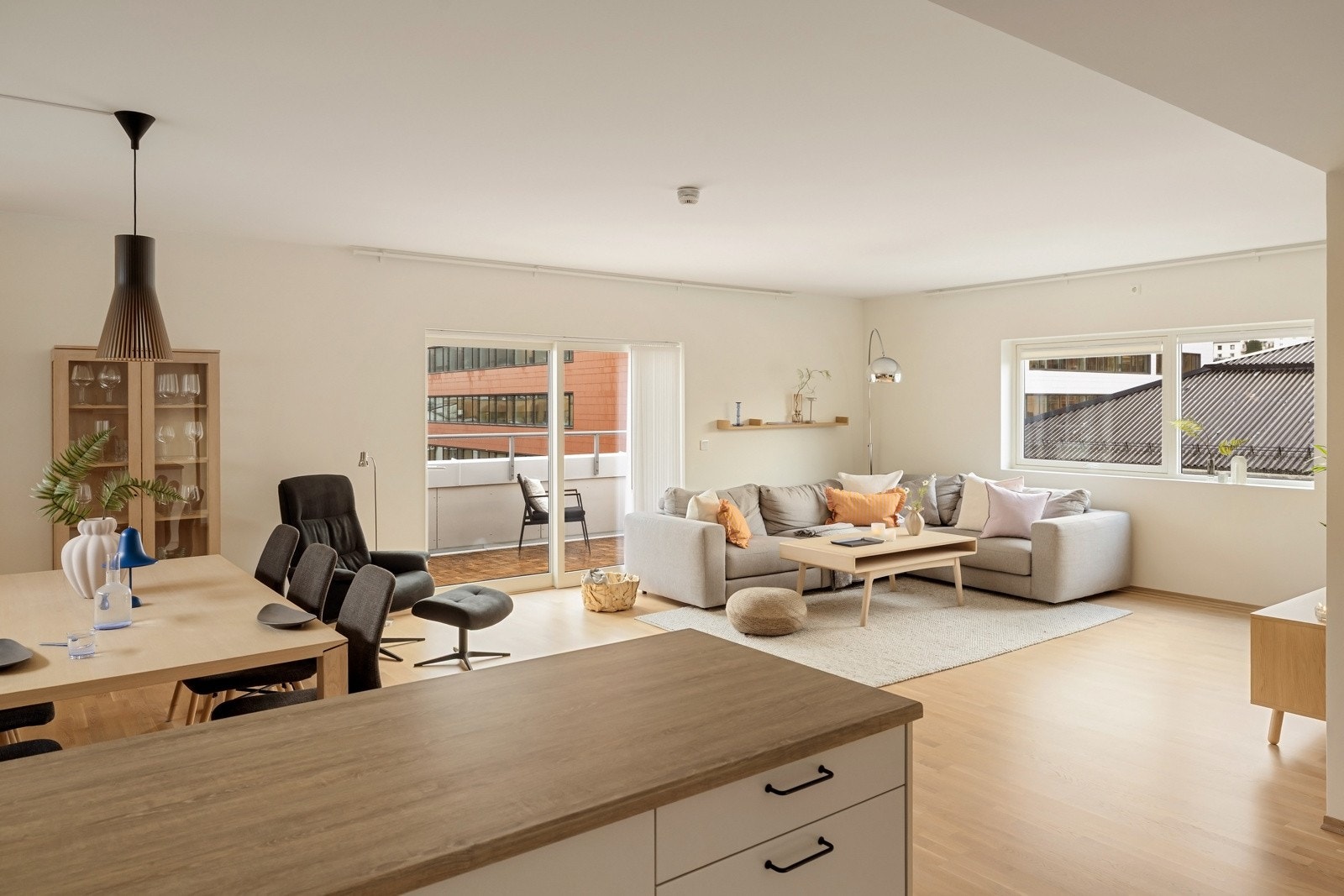 Beliggenheten på enden av bygget gir ekstra vinduer og rikelig med lysinnslipp. Dette bidrar ytterligere til den luftige romfølelsen. Galleribilde