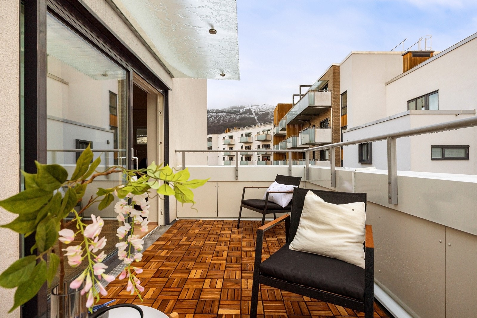 Fra stuen er det utgang til en sørvendt balkong på ca. 10,2 m² - et herlig uterom med gode solforhold fra tidlig morgen til kvelden nærmer seg. Galleribilde