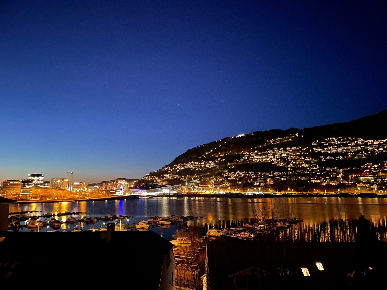 Runden rundt store Lungegårdsvannet er hyppig benyttet som joggerunde eller til rolige aftenpromenader. Galleribilde