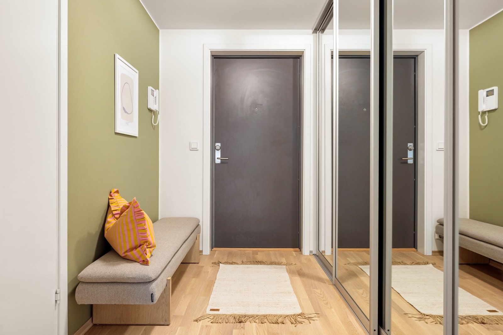 Denne lyse og moderne endeleiligheten ligger attraktivt til i byggets 5. etasje. Galleribilde