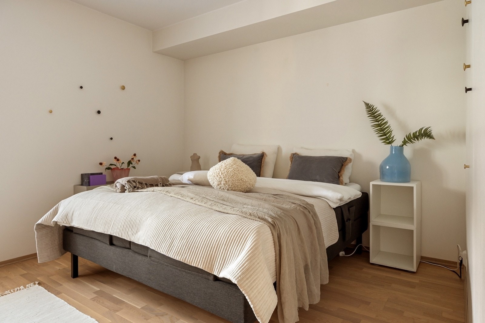 Hovedsoverommet er romslig med sine 14,7 m² og har plass til dobbeltseng, nattbord og det du ellers ønsker. Galleribilde