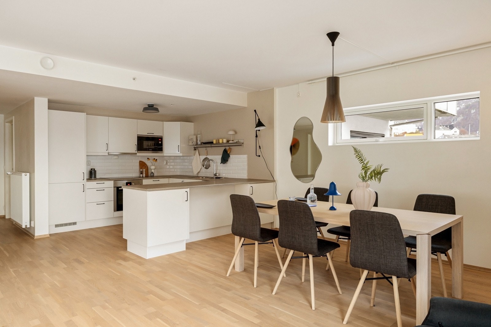 Stuen er et deilig allrom som måler hele 56 m² og gir svært gode møbleringsmuligheter for både sofagruppe og spiseplass. Galleribilde