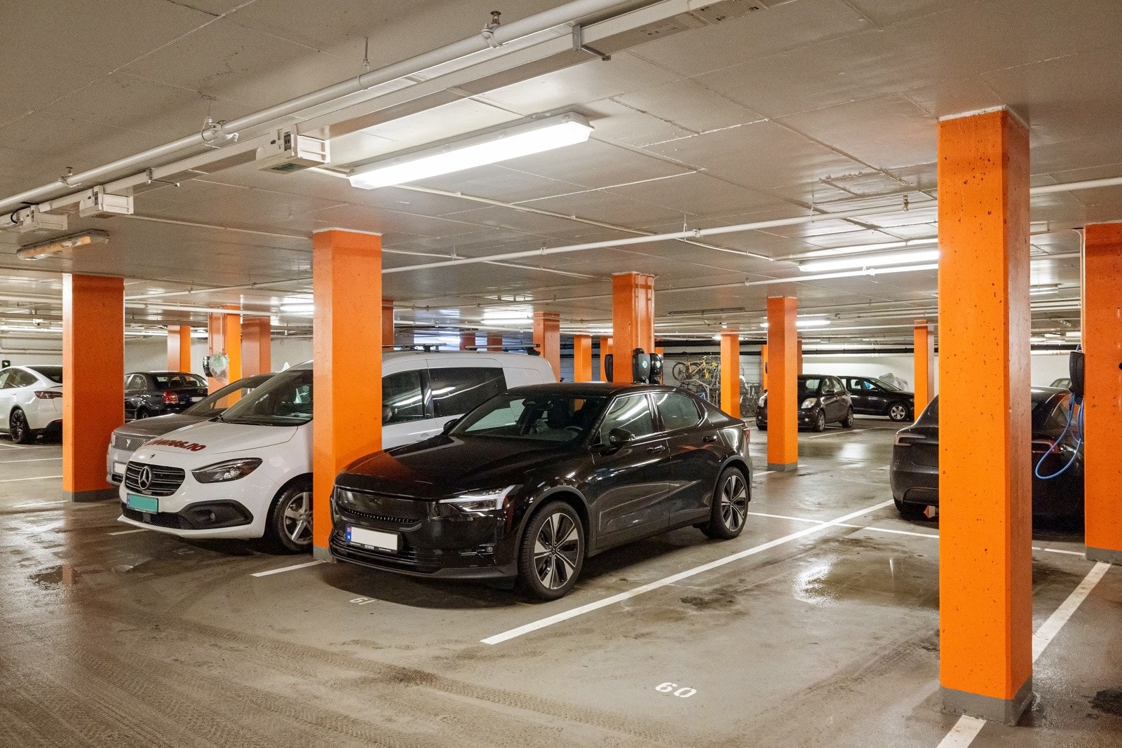 Her ligger alt til rette for en komfortabel og enkel hverdag. Garasjeplass hvor ladeboksen sørger for fulladet bil hver morgen, og heis som lar deg komme tørrskodd hjem med handleposene. Galleribilde