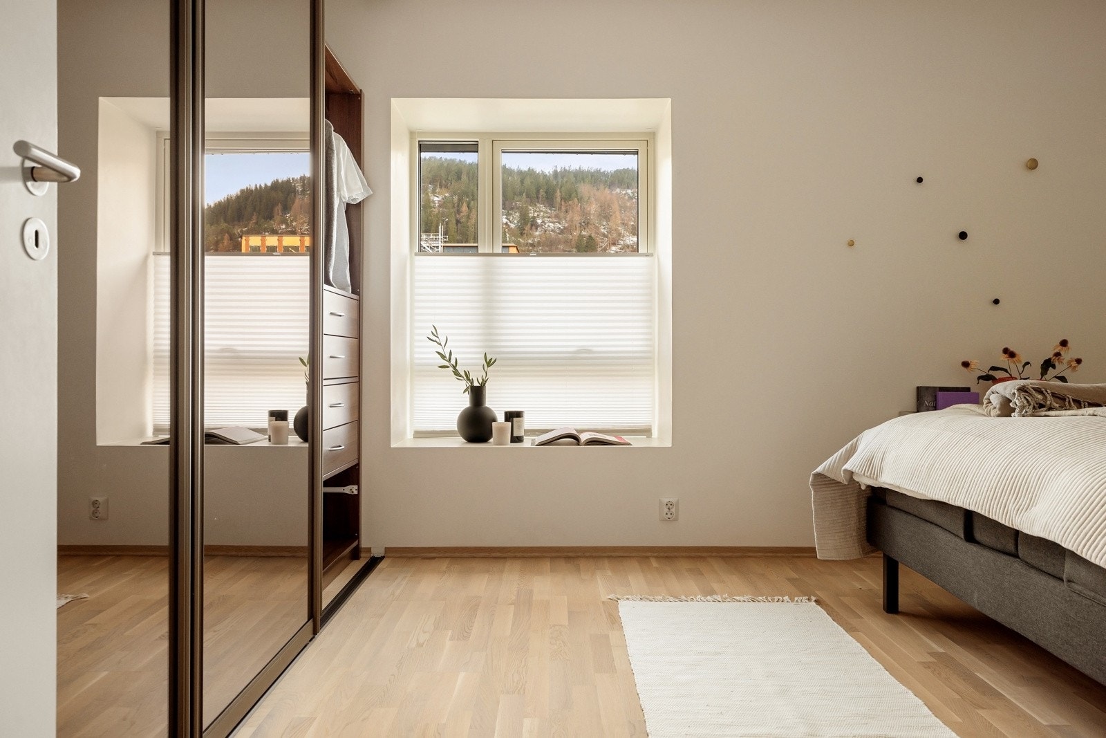 Her er det også montert skyvedørsgarderobe som gir rikelig med oppbevaringsplass til kleskolleksjonen. Galleribilde