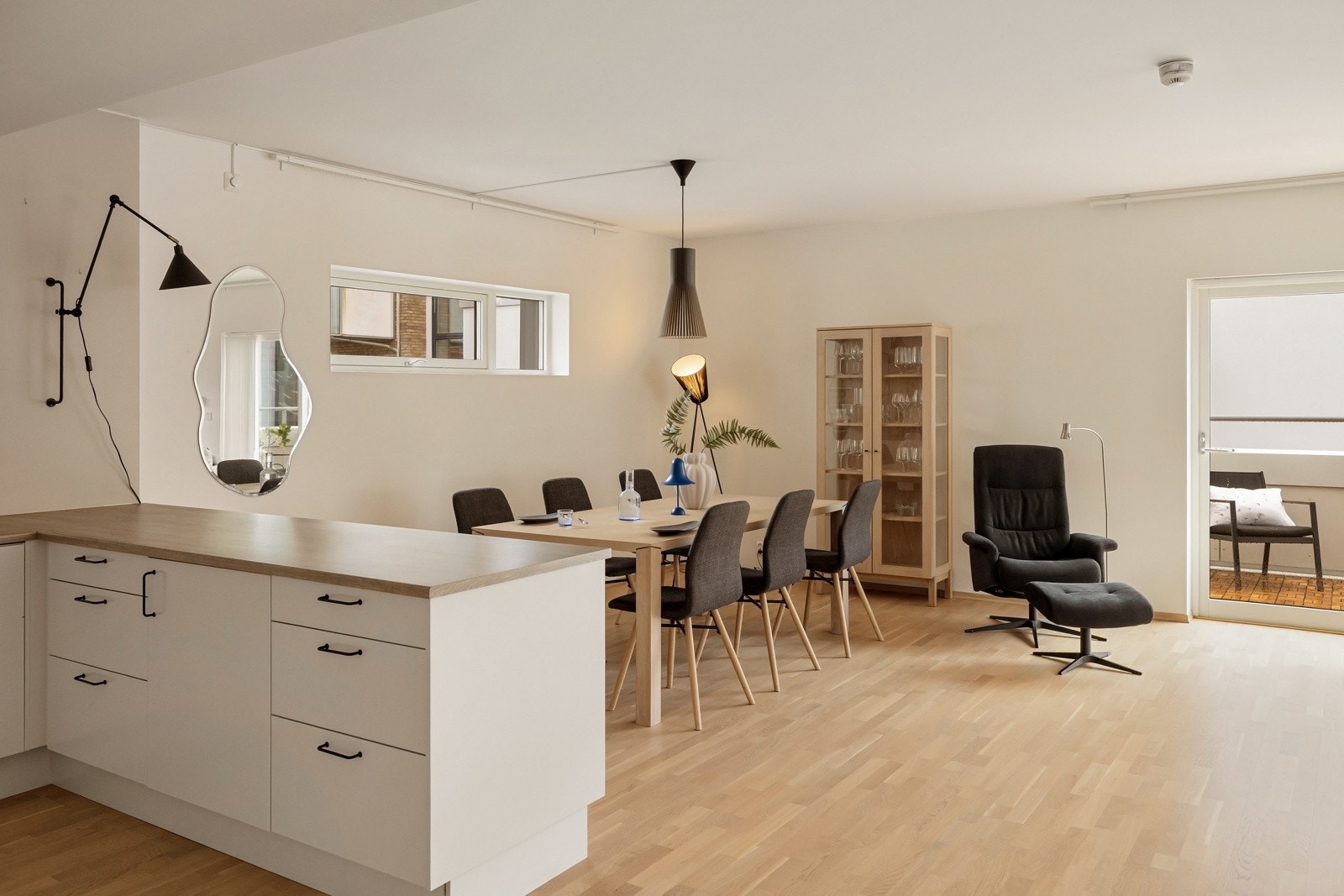 Gjennomgående i hele leiligheten er det parkett på gulv, kombinert med lyse, malte flater på vegger og i himling som gir et helhetlig og moderne uttrykk. Galleribilde