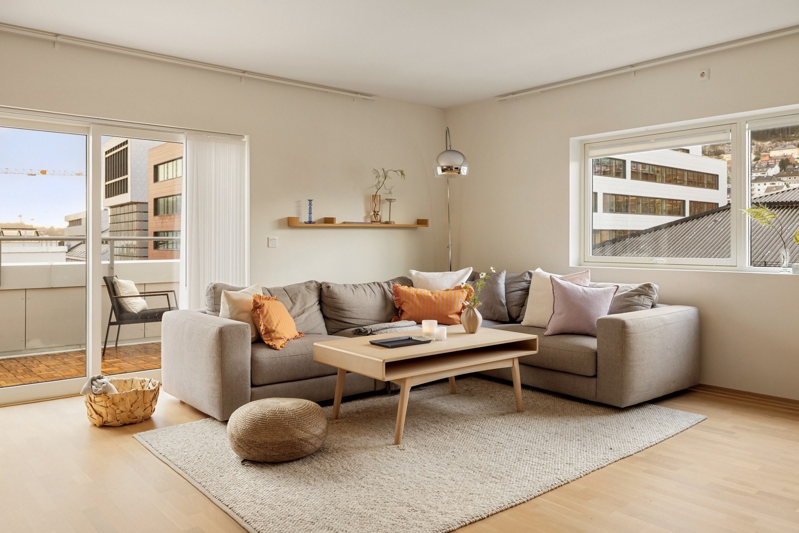 Felleskostnader inkluderer blant annet parkeringsplass i garasjeanlegg, fiber/internett, vaktmestertjenester, heis, trappevask og renhold av fellesarealer, brøyting, strøm til fellesarealer, løpende drift, vedlikehold og forretningsførsel. Galleribilde