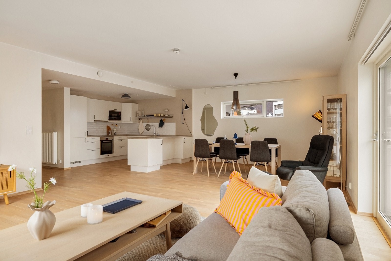 Videre ledes man inn i den romslige stuen med åpen løsning mot kjøkkenet. Galleribilde