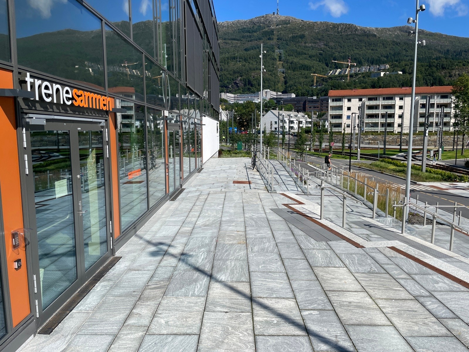 Få minutters gange til Bybanen og bussholdeplass likeså. Galleribilde