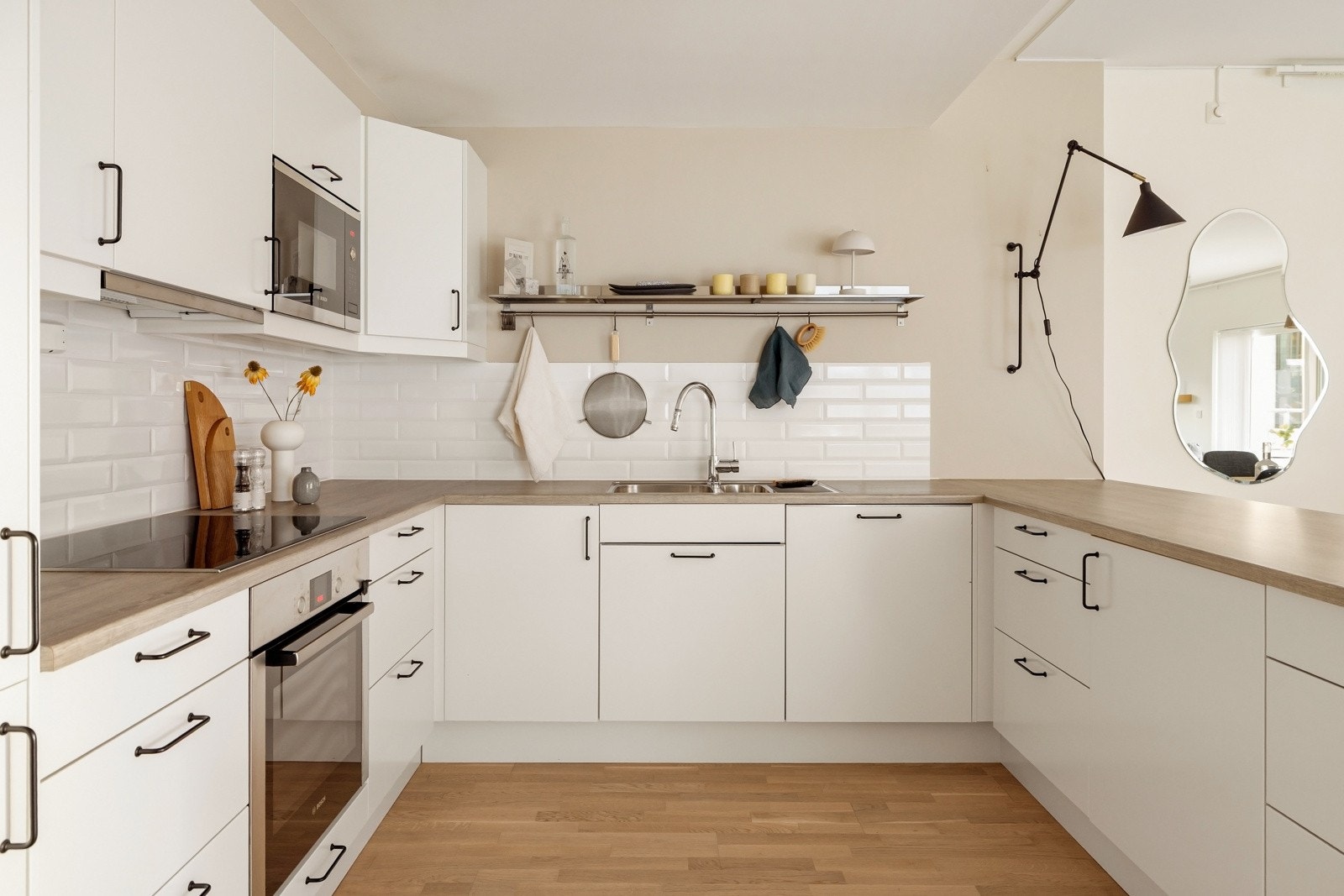 I tillegg bidrar den åpne løsningen til at matlagingen blir mye mer inkluderende og sosial når man har gjester på besøk. Galleribilde