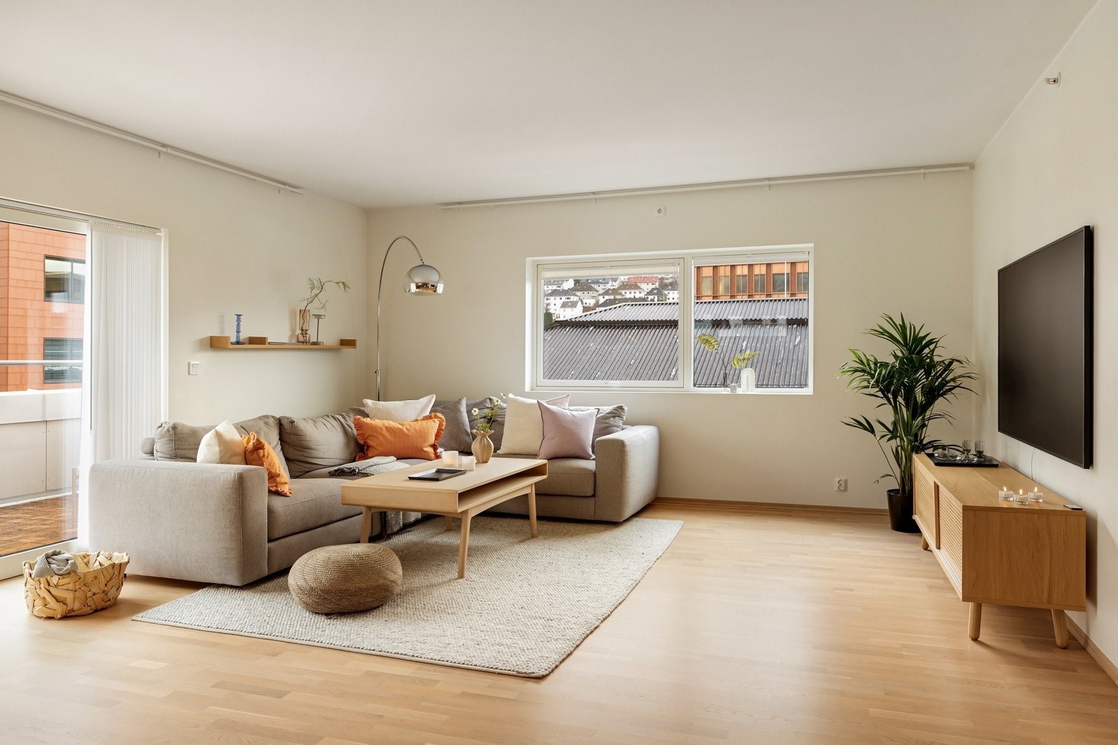 Felleskostnader utgjør kr 3 294,- per måned og dekker en rekke tjenester som bidrar til en enkel og forutsigbar hverdag. Galleribilde