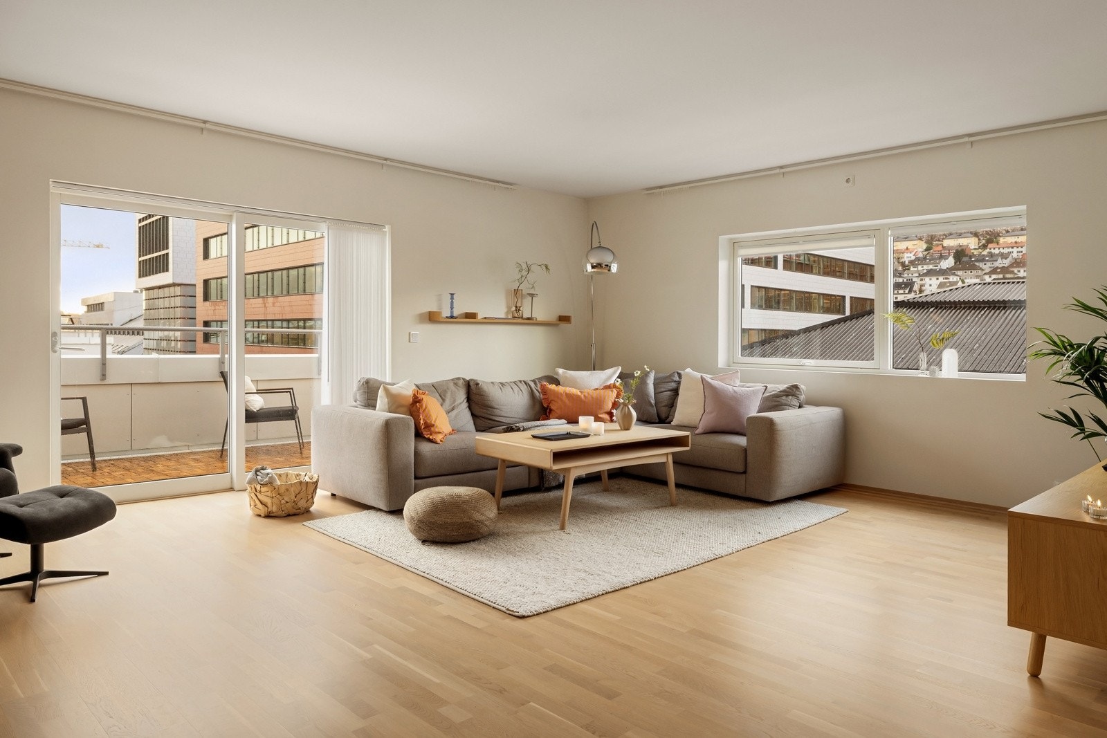 Når det gjelder oppvarming er det installert balansert ventilasjon med varmegjenvinning, og tilkobling til fjernvarmeanlegg som gir både varme via radiator og varmtvann. Galleribilde