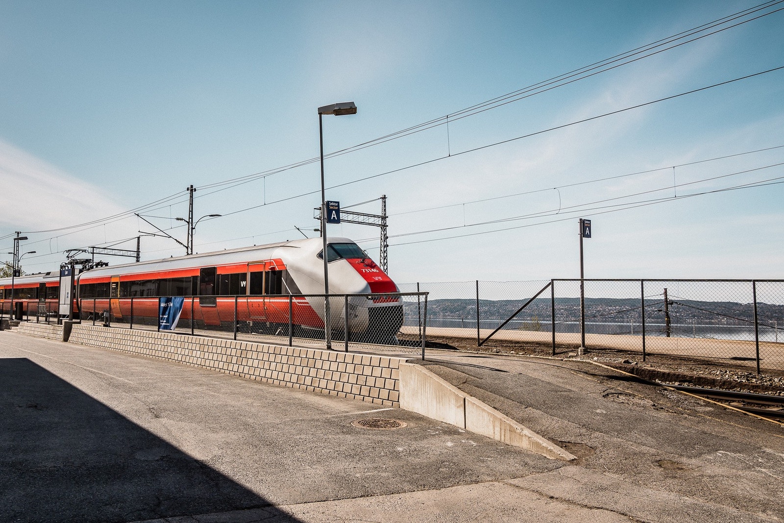 Kort vei til både tog- og busstasjon. Med toget fra Ljan stasjon er reisetiden inn til Oslo S kun 8 minutter. Galleribilde