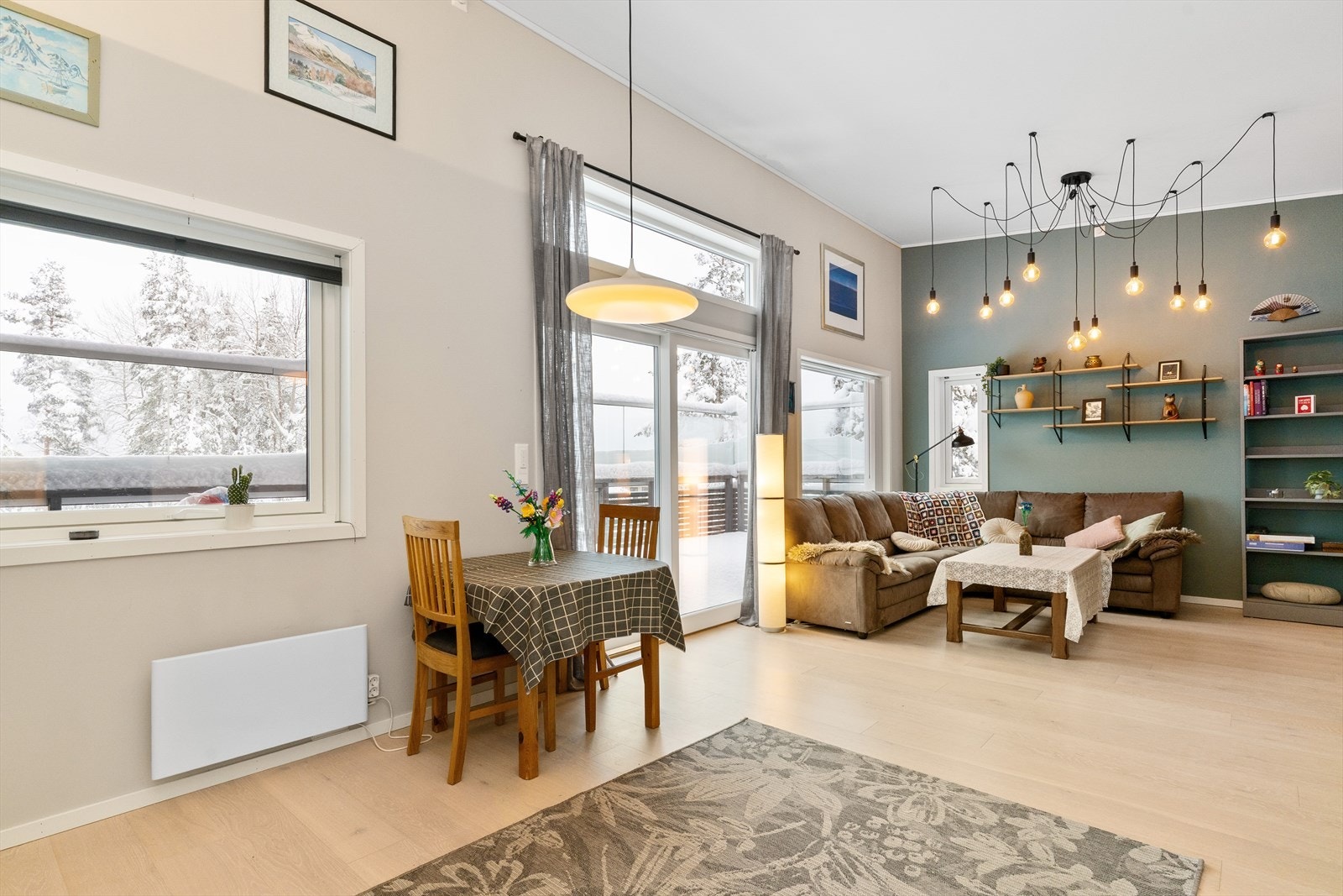 Det er god plass til sofagruppe i stuedelen. Galleribilde