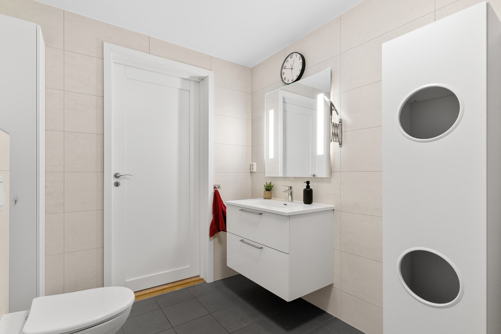 Det er fliser på gulv og vegger. Galleribilde