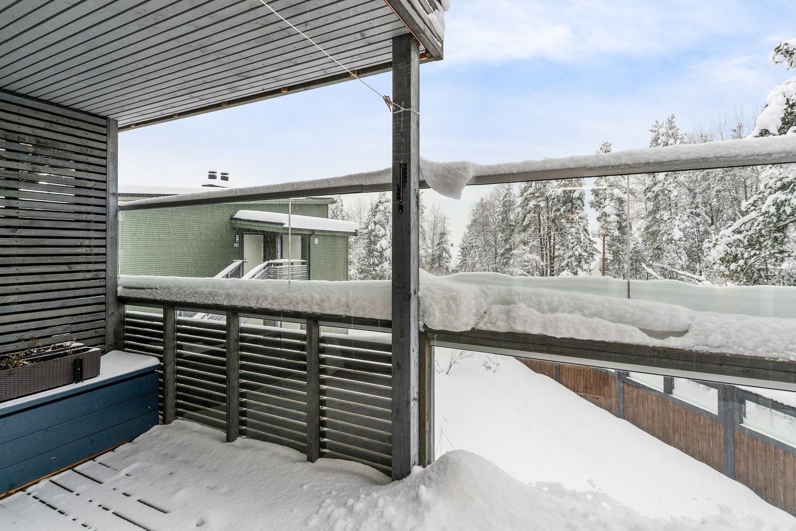 Balkongen utenfor kjøkken og stue er på ca. 18 kvm og er delvis overbygget. Galleribilde