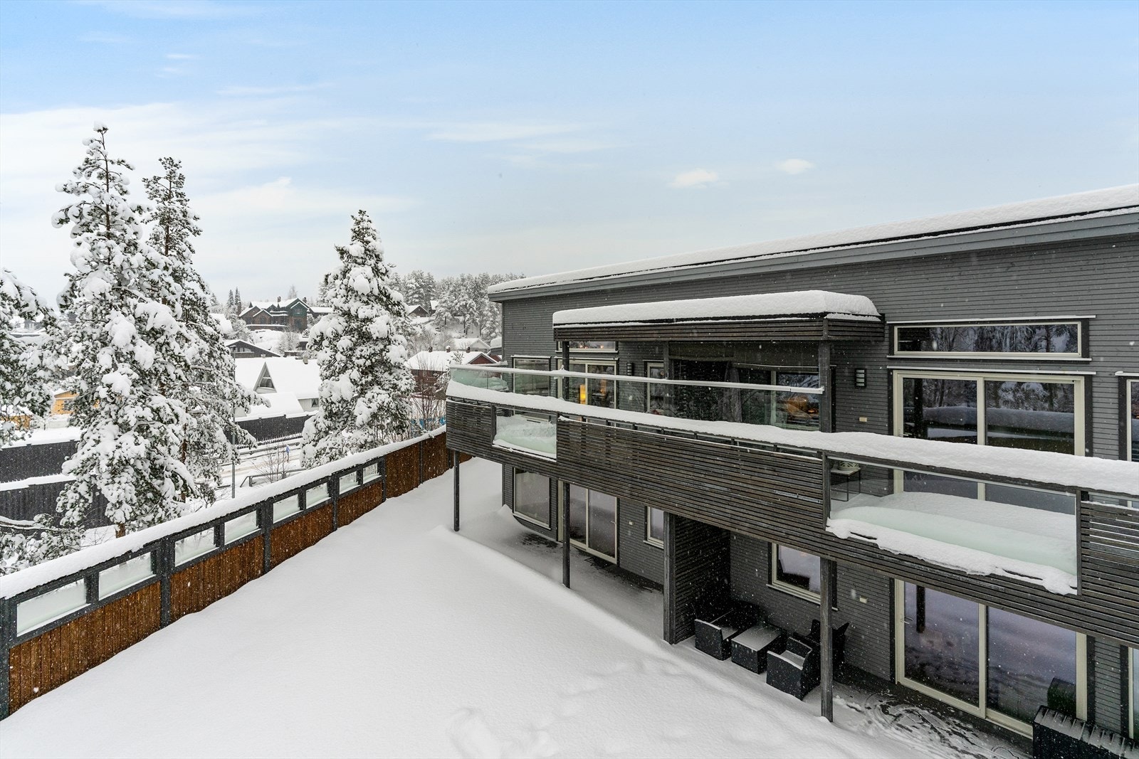 Fra stue er det utgang til balkong på ca. 18 kvm. Galleribilde